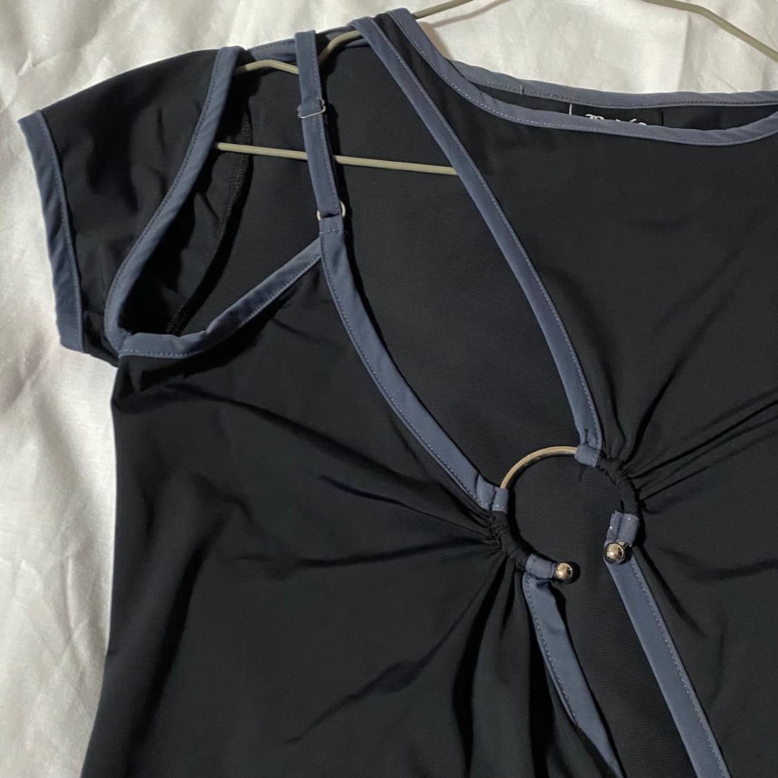 Badee 컷아웃 탑  상품이미지3