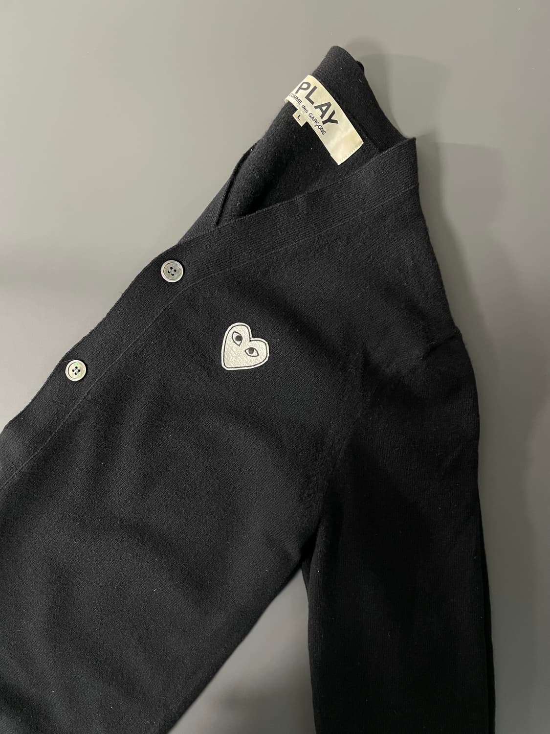 [L] 꼼데가르송 화이트 와펜 자수로고 울 가디건 상품이미지4