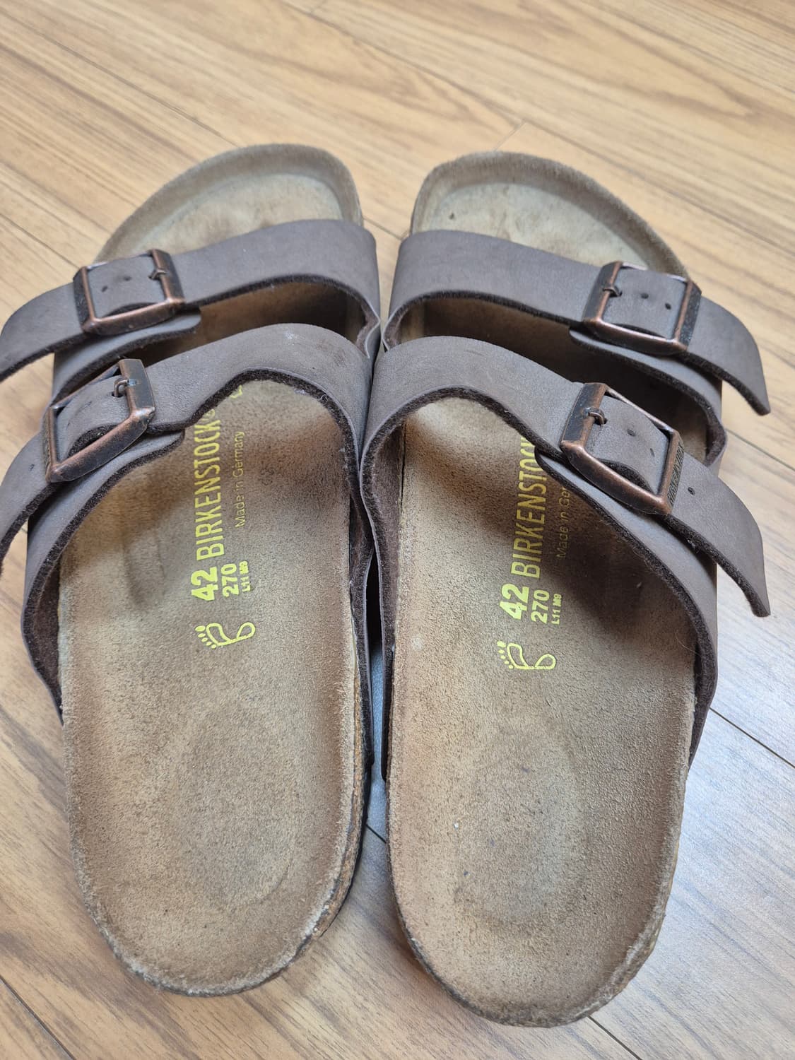 버켄스탁 아리조나 브라운 색상입니다
사이즈는 42, 270mm입니다
상태 상품이미지2