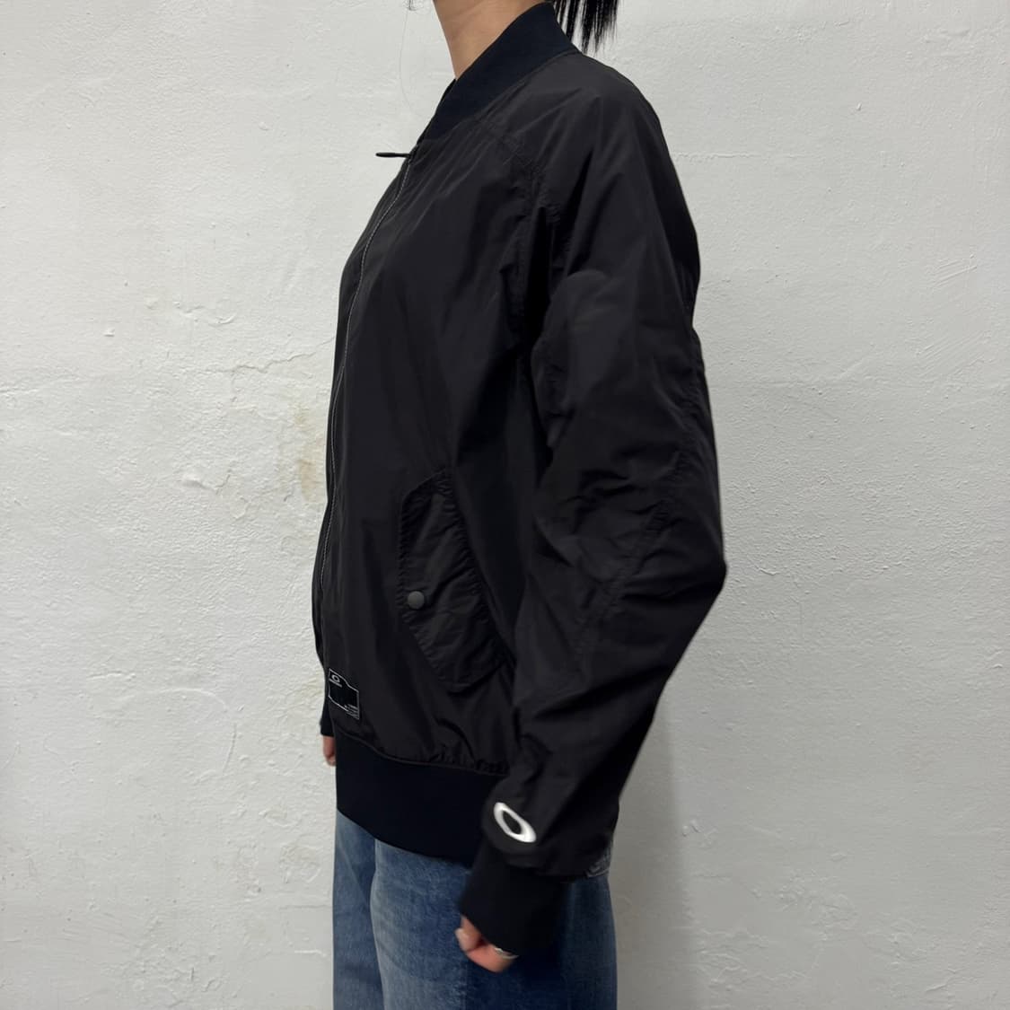 오클리(OAKLEY) 블랙컬러 폴리에스터 논칼라 쉘 윈드브레이커 상품이미지2