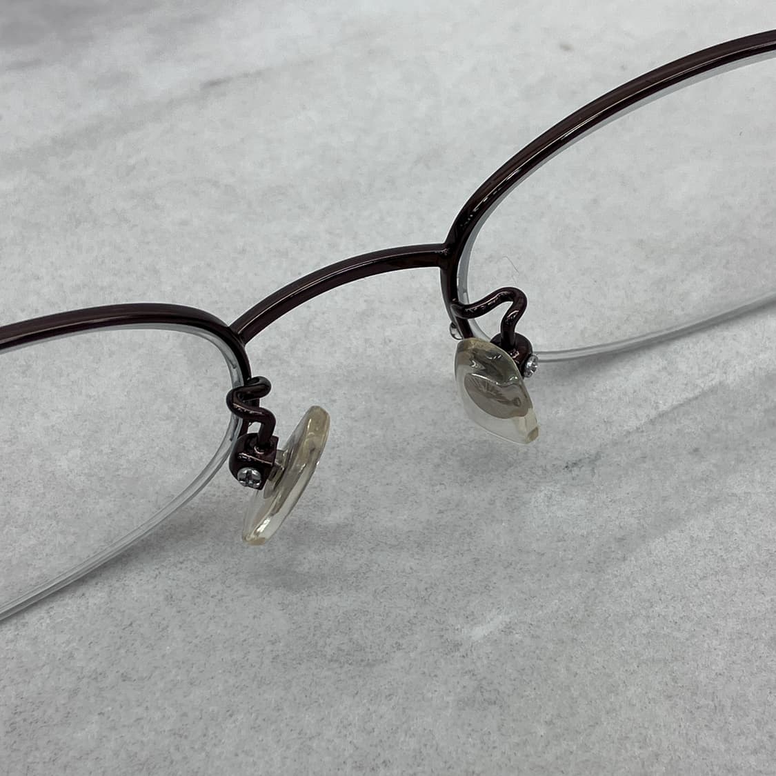 C74 MEET EYEWEAR 유광 브론즈 오벌 반무테 안경 상품이미지4