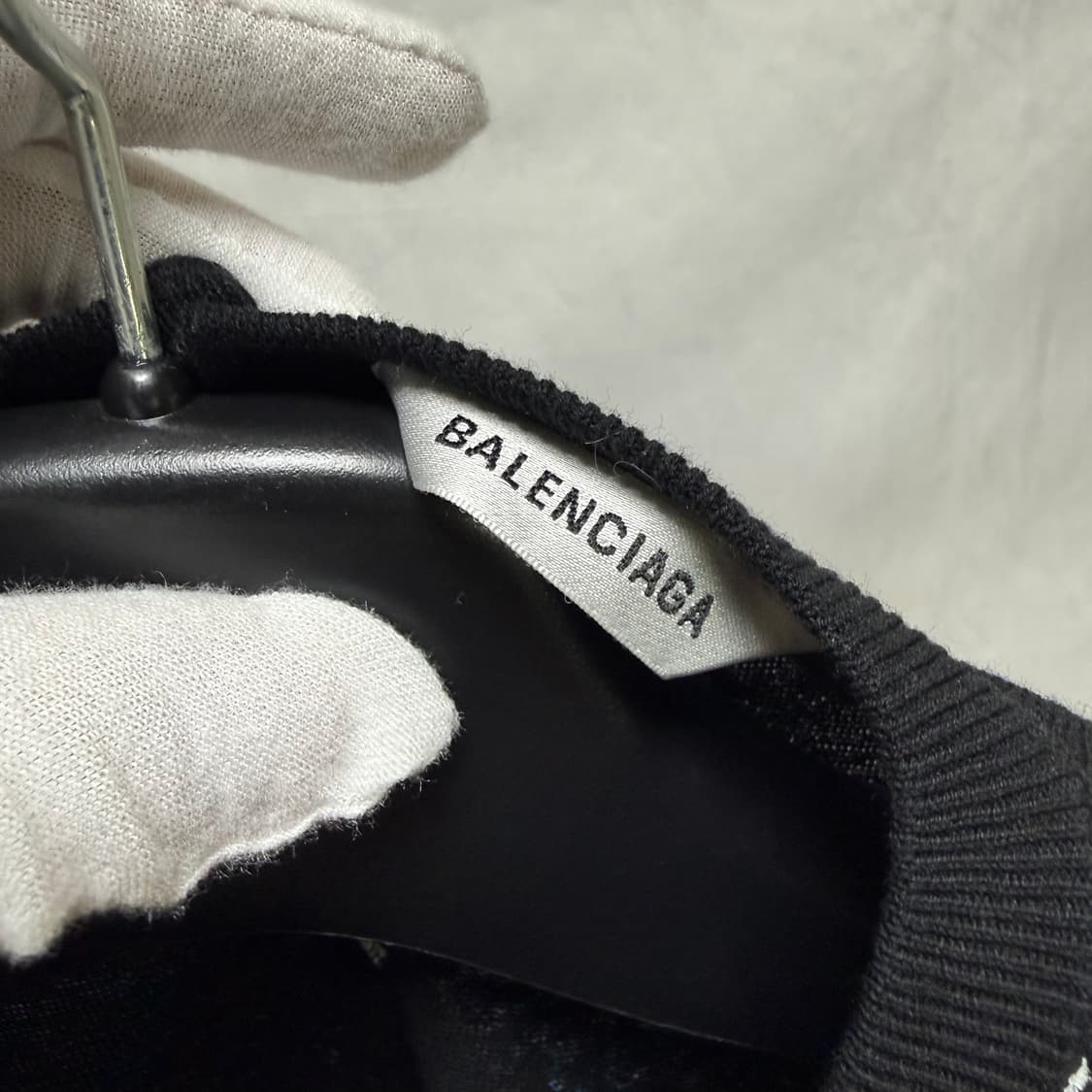 발렌시아가 멀티컬러 로고 올오버 니트 스웨터 상품이미지3