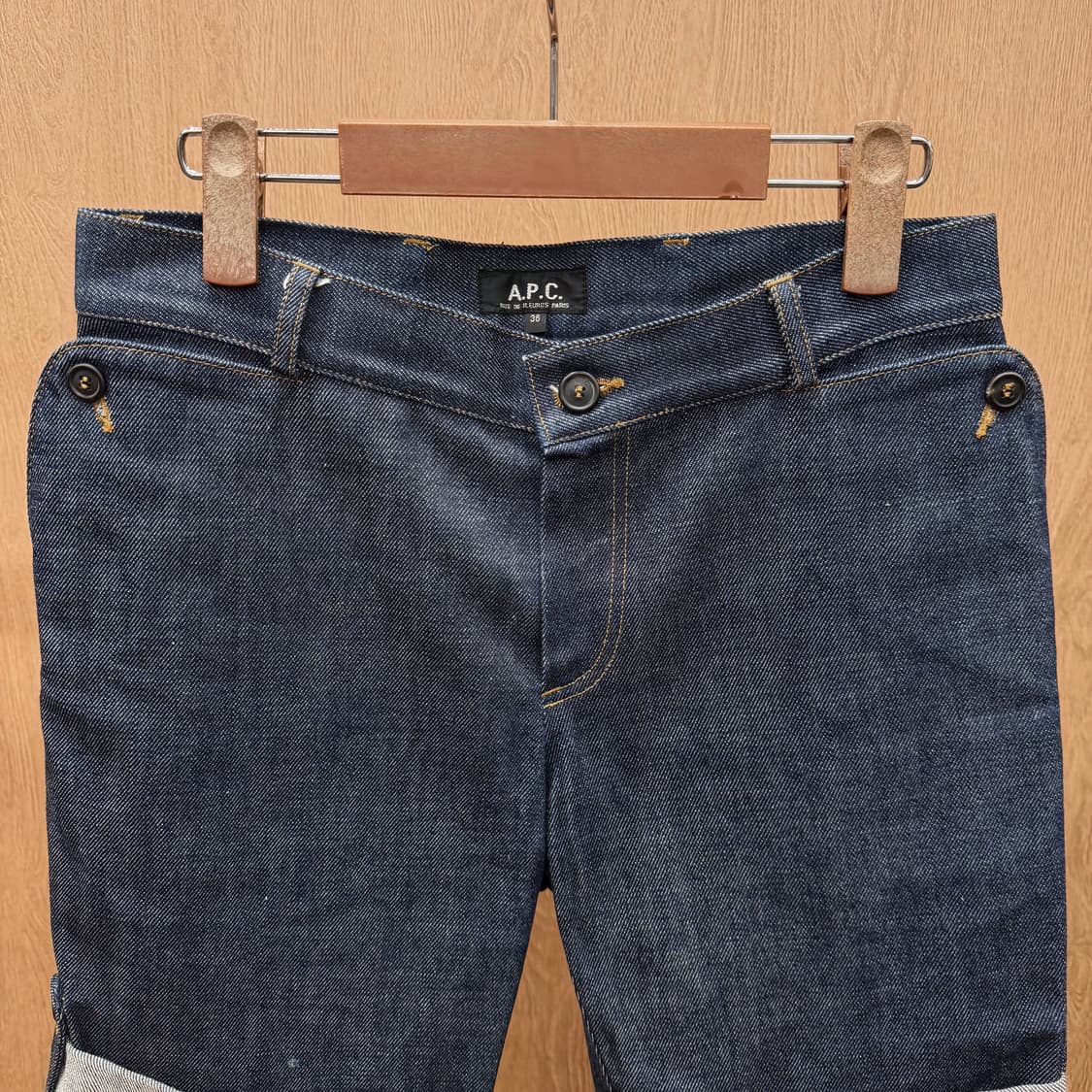 아페쎄 코튼 데님 하프 팬츠 턴업 사이드 버튼 디테일 레귤러핏 인디고 상품이미지4