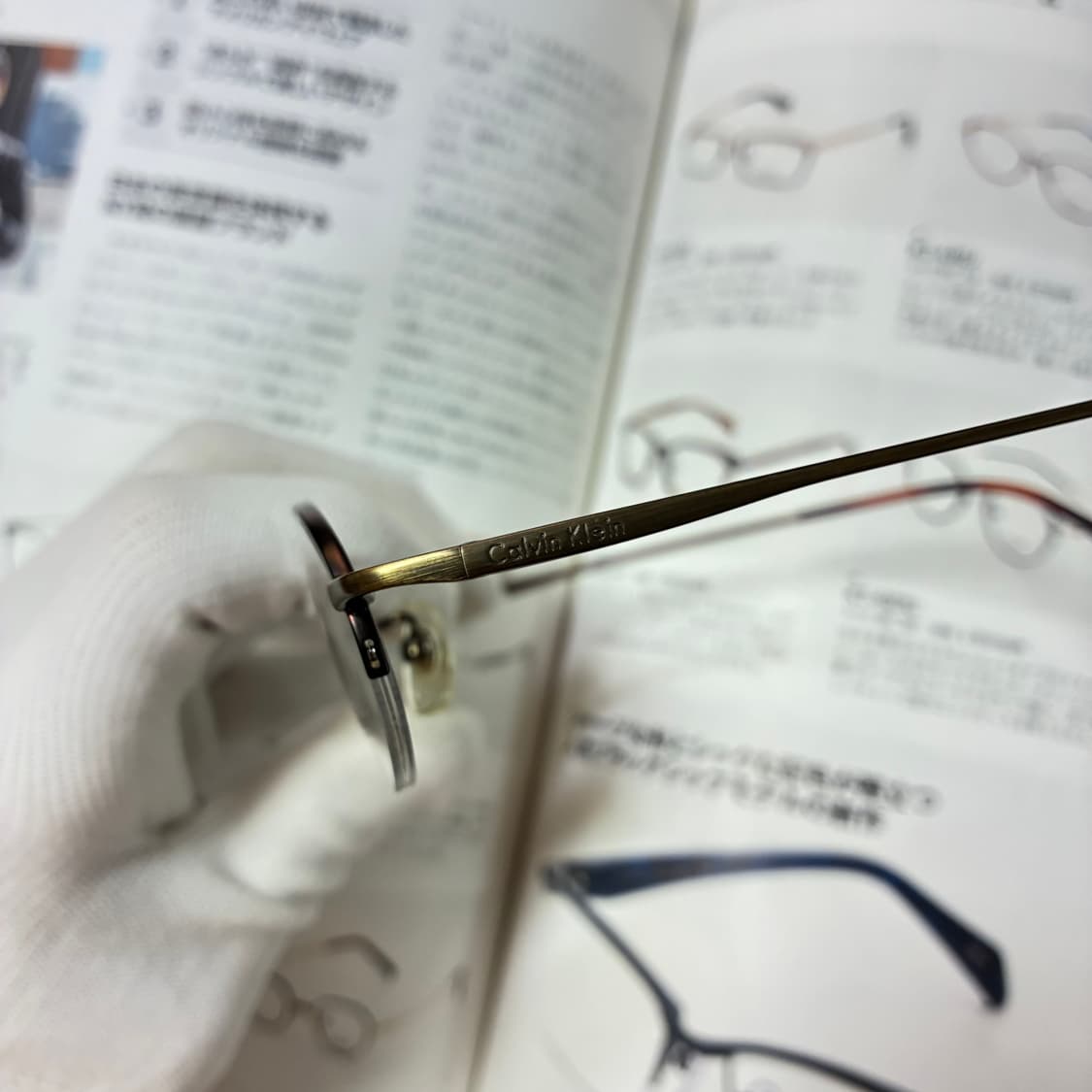 Calvin Klein 캘빈클라인 엔틱골드 반무테 티타늄 안경 상품이미지4