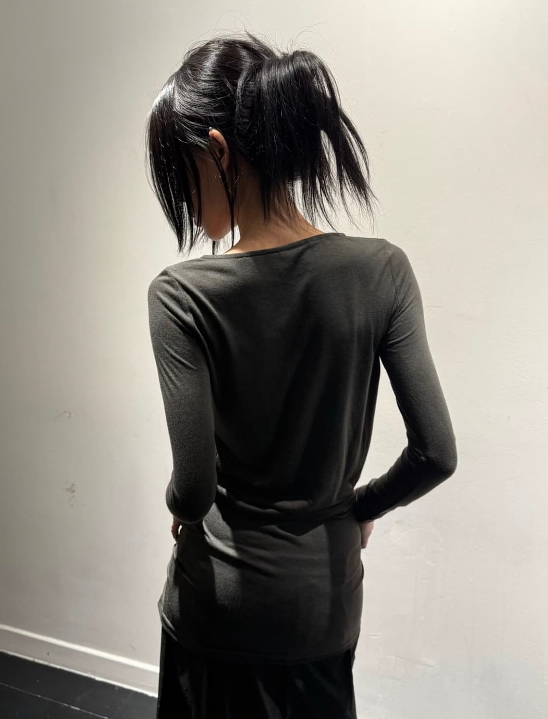 지퍼 디테일 차콜 롱슬리브 상품이미지4
