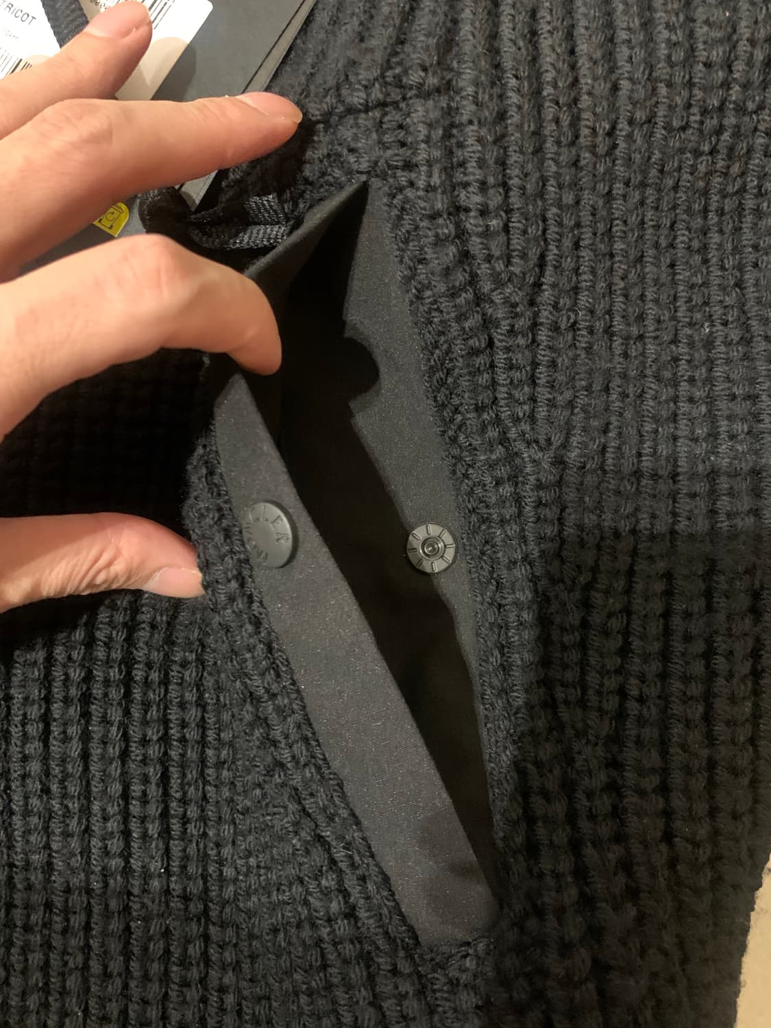 몽클레어 x 퍼렐 울 하프집업 스웨터 상품이미지5