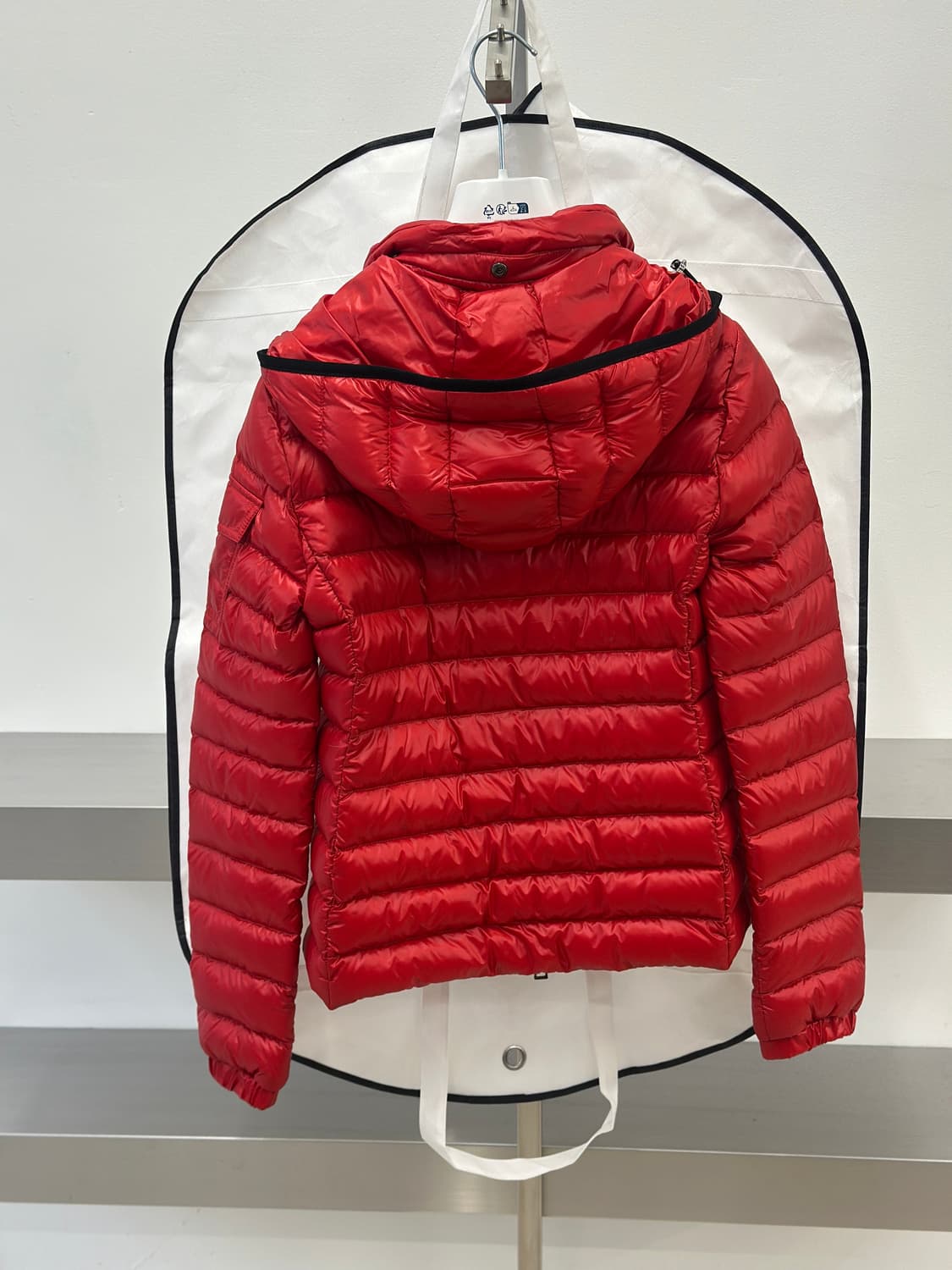 몽클레어 BLEU 레드 경량 후드 패딩  상품이미지4
