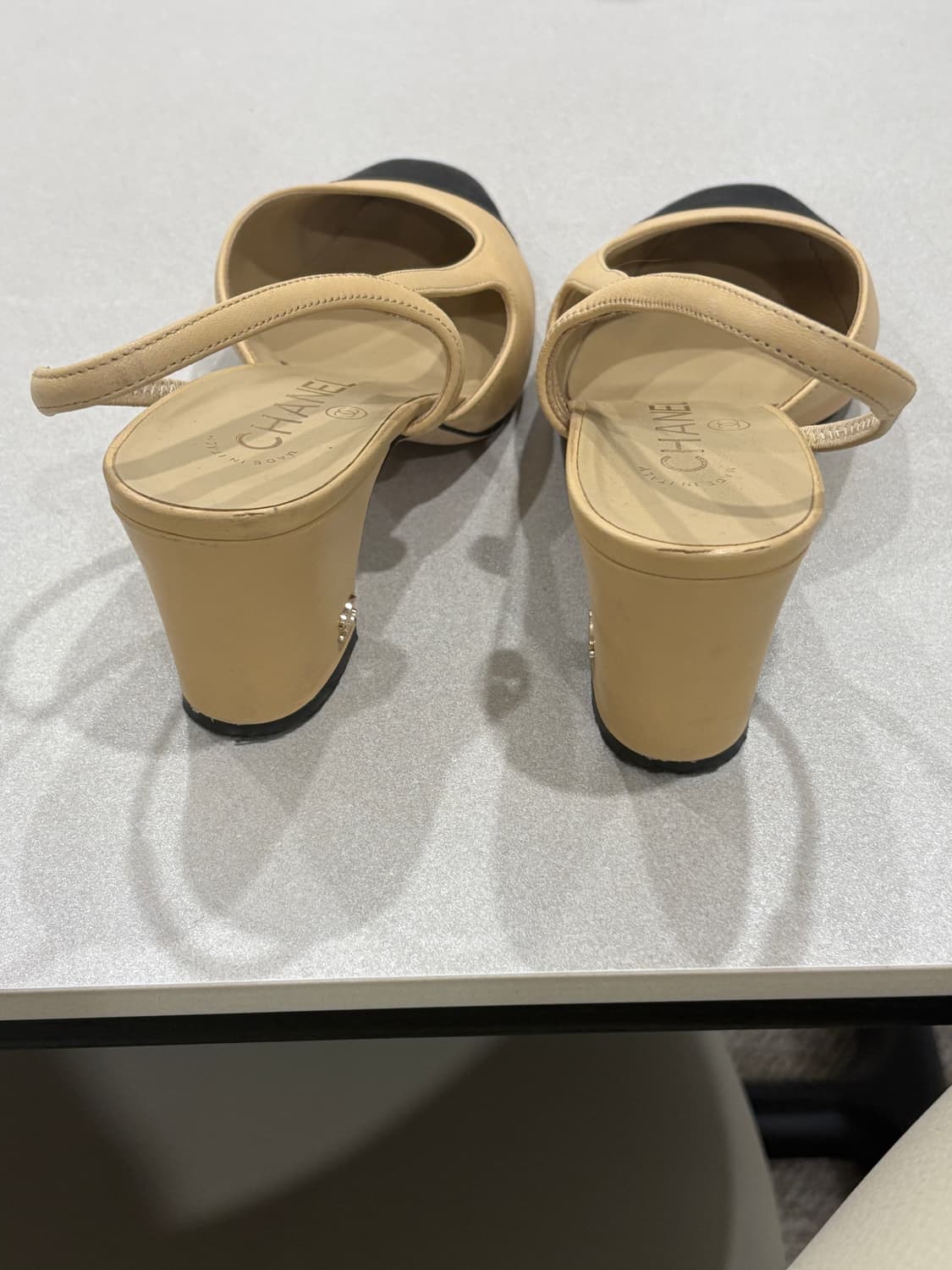 (정품) 샤넬 슬링백 베이지/블랙 240사이즈 상품이미지3