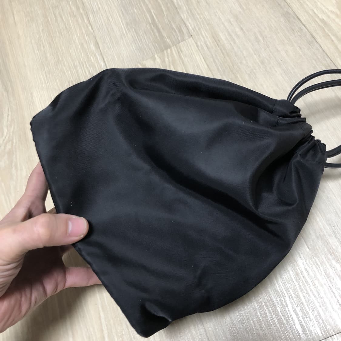 (ONE SIZE) DKNY 블랙 드로우 스트링 버킷백 상품이미지3