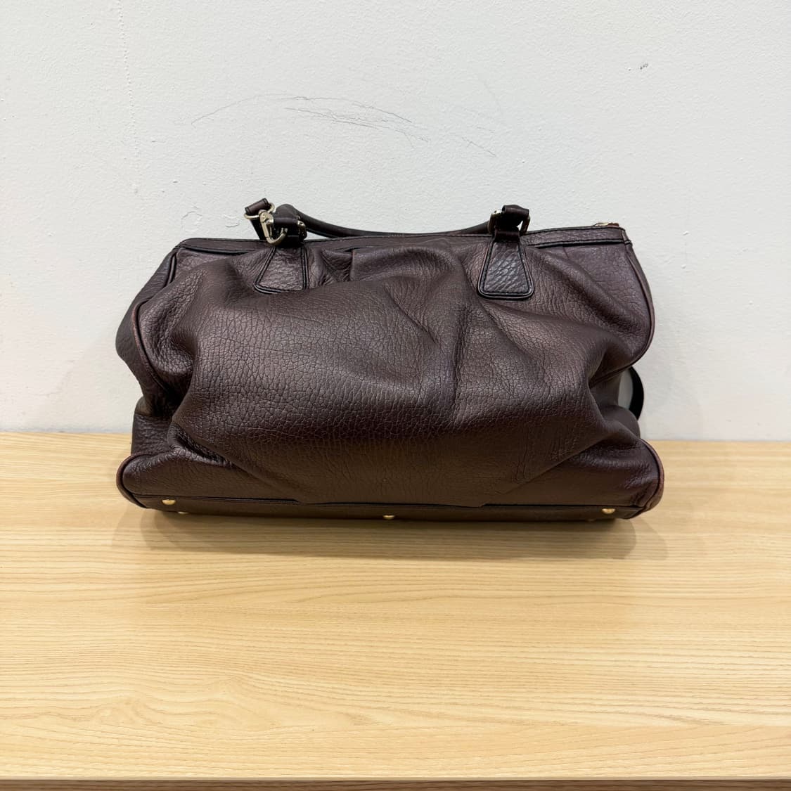 MCM 레더 토트백 골드 로고 더블 핸들 바닥 스터드 디테일 브라운 상품이미지2