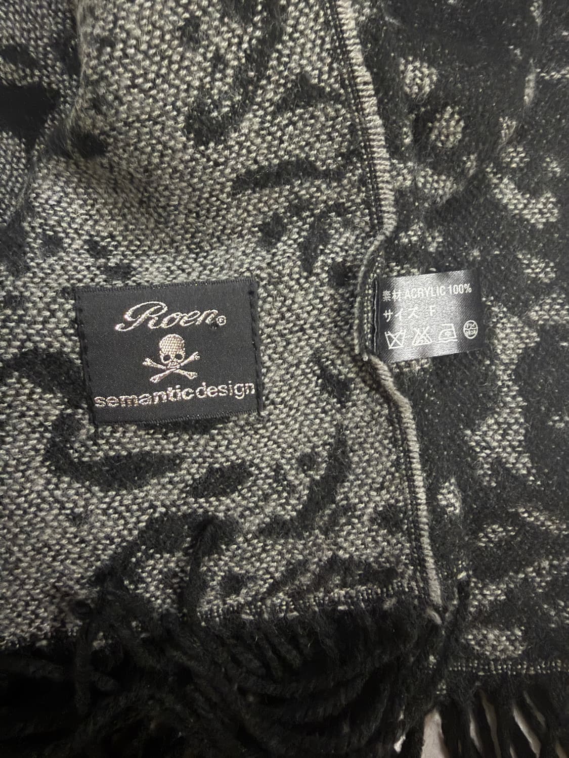 로엔 세맨틱 디자인 아크릴 머플러 상품이미지2