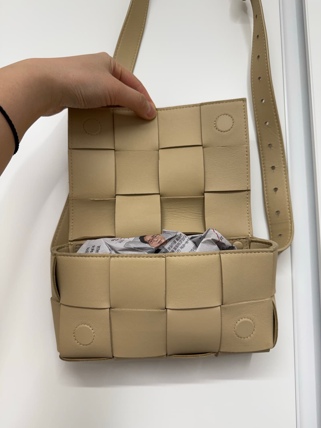 보테가베네타 카세트백 스몰 베이지 상품이미지5