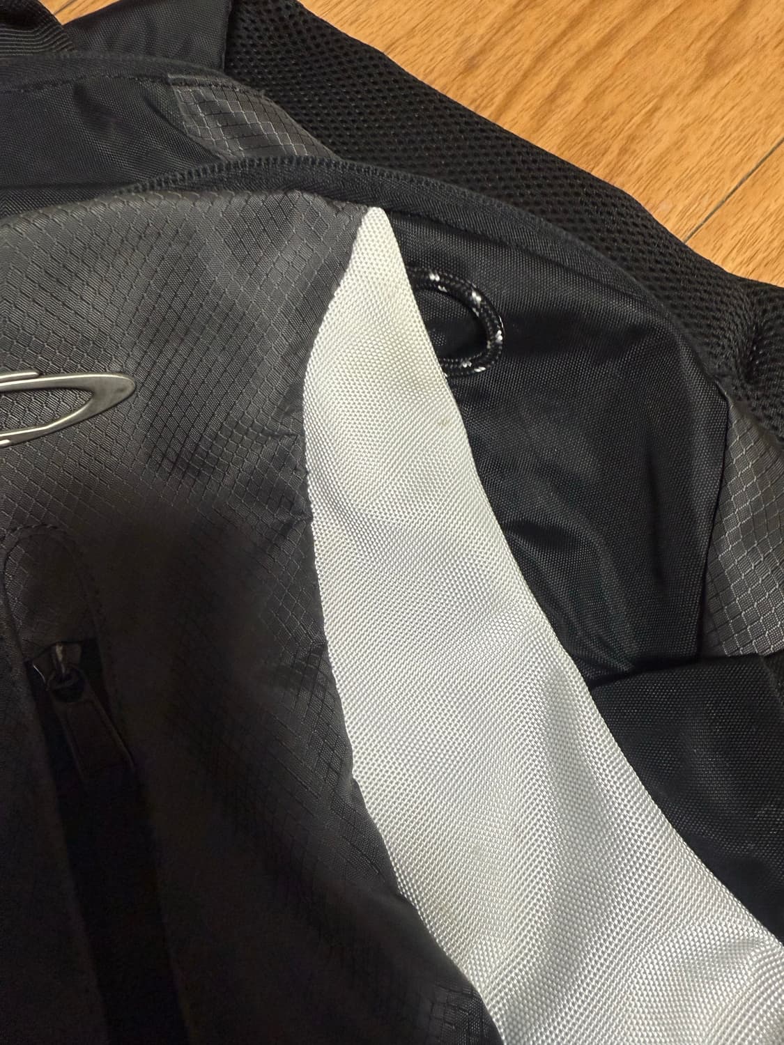 노이아고 멀티 로고 백팩 그레이 상품이미지3