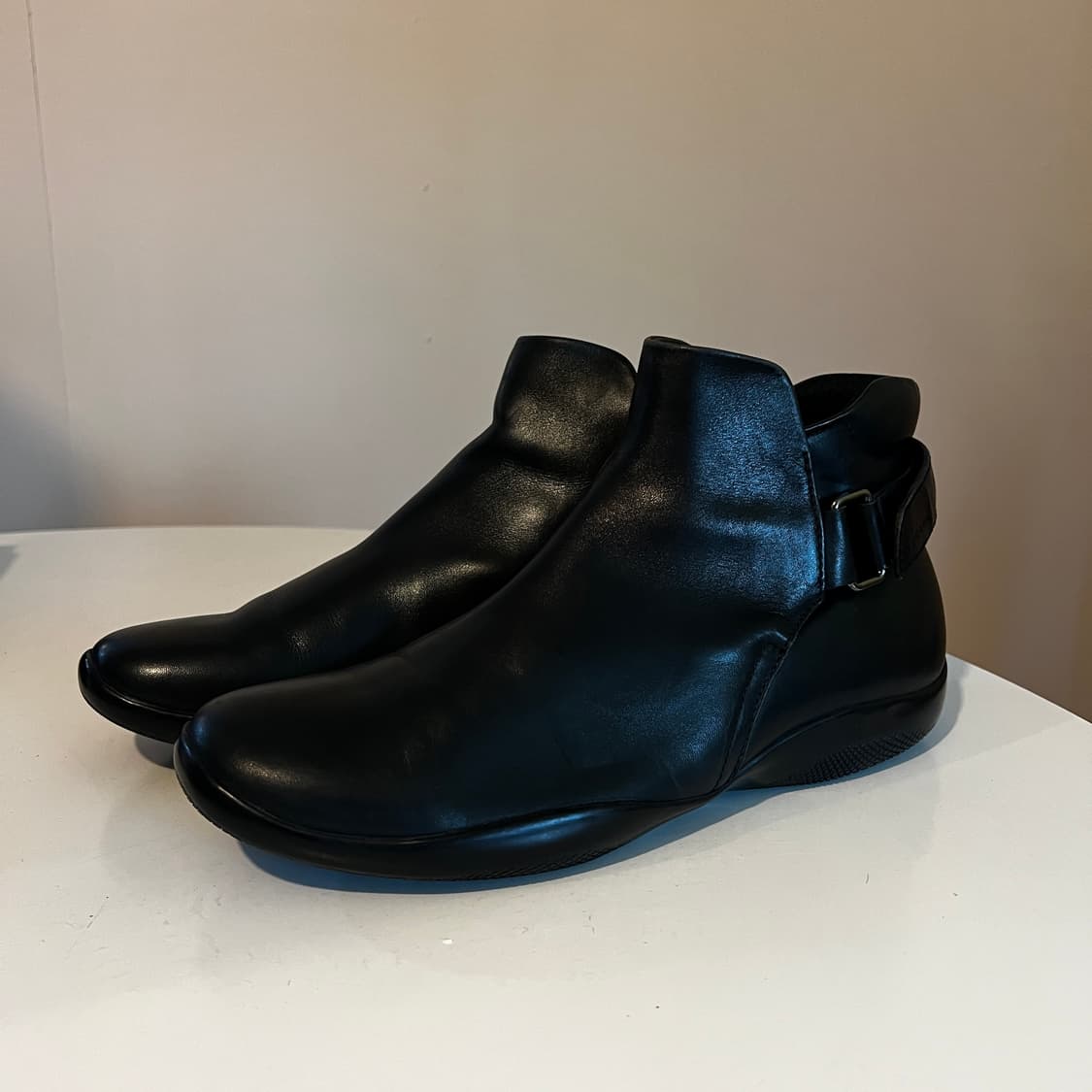 프라다 블랙 레더 스트랩 앵클 부츠 상품이미지1