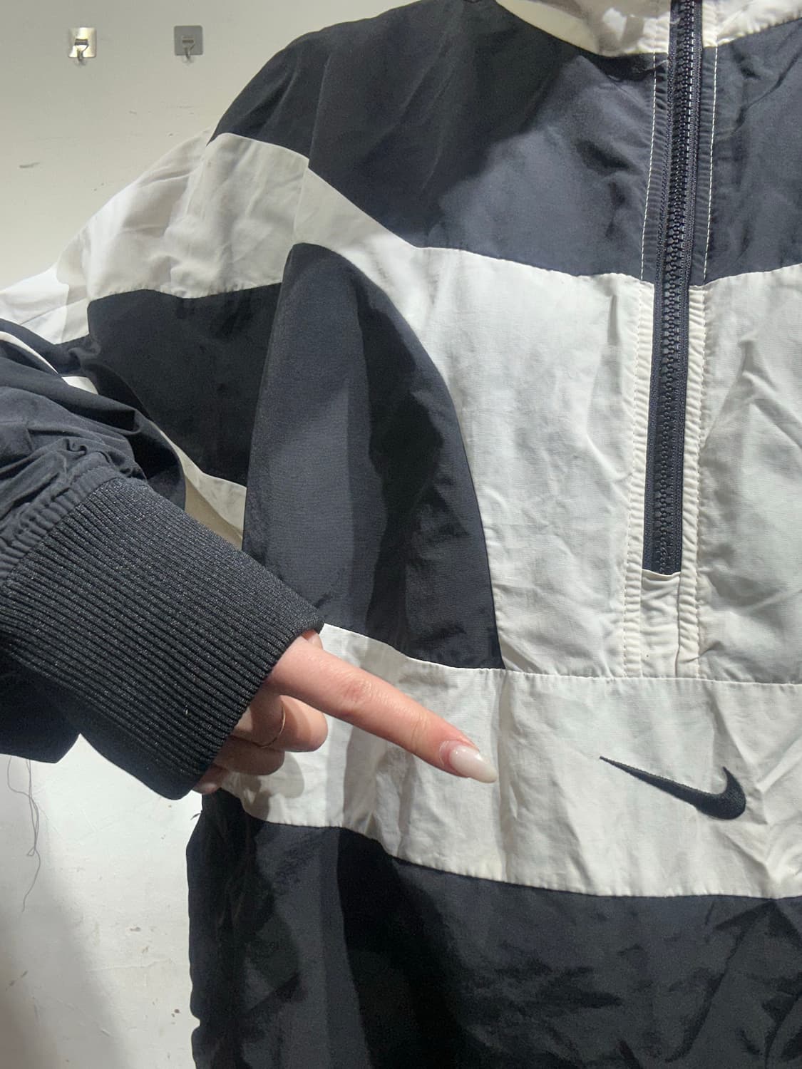 나이키 블랙 화이트 올드스쿨 오버핏 아노락 바람막이 자켓  상품이미지4