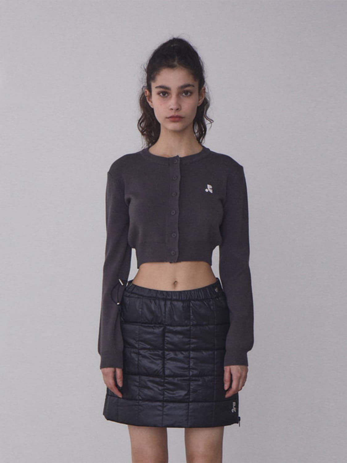 레스트앤레크레이션 크롭니트 가디건 차콜 상품이미지1