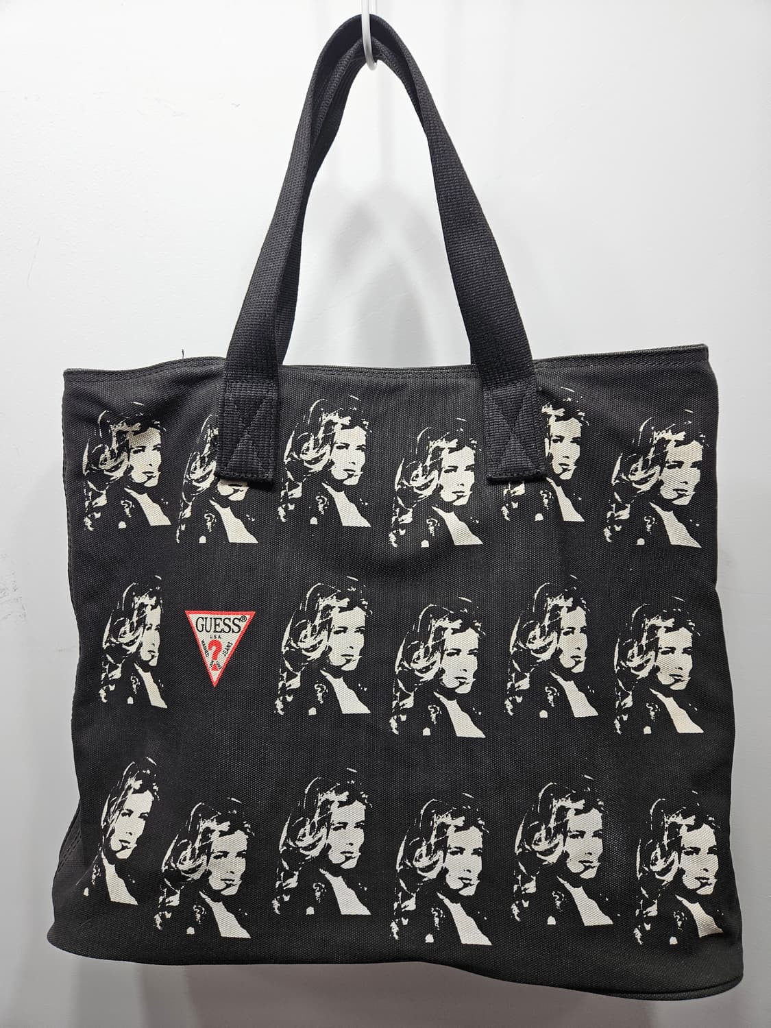 게스(Guess) 클라우디아쉬퍼 한정판 캔버스 토드백 블랙 상품이미지6