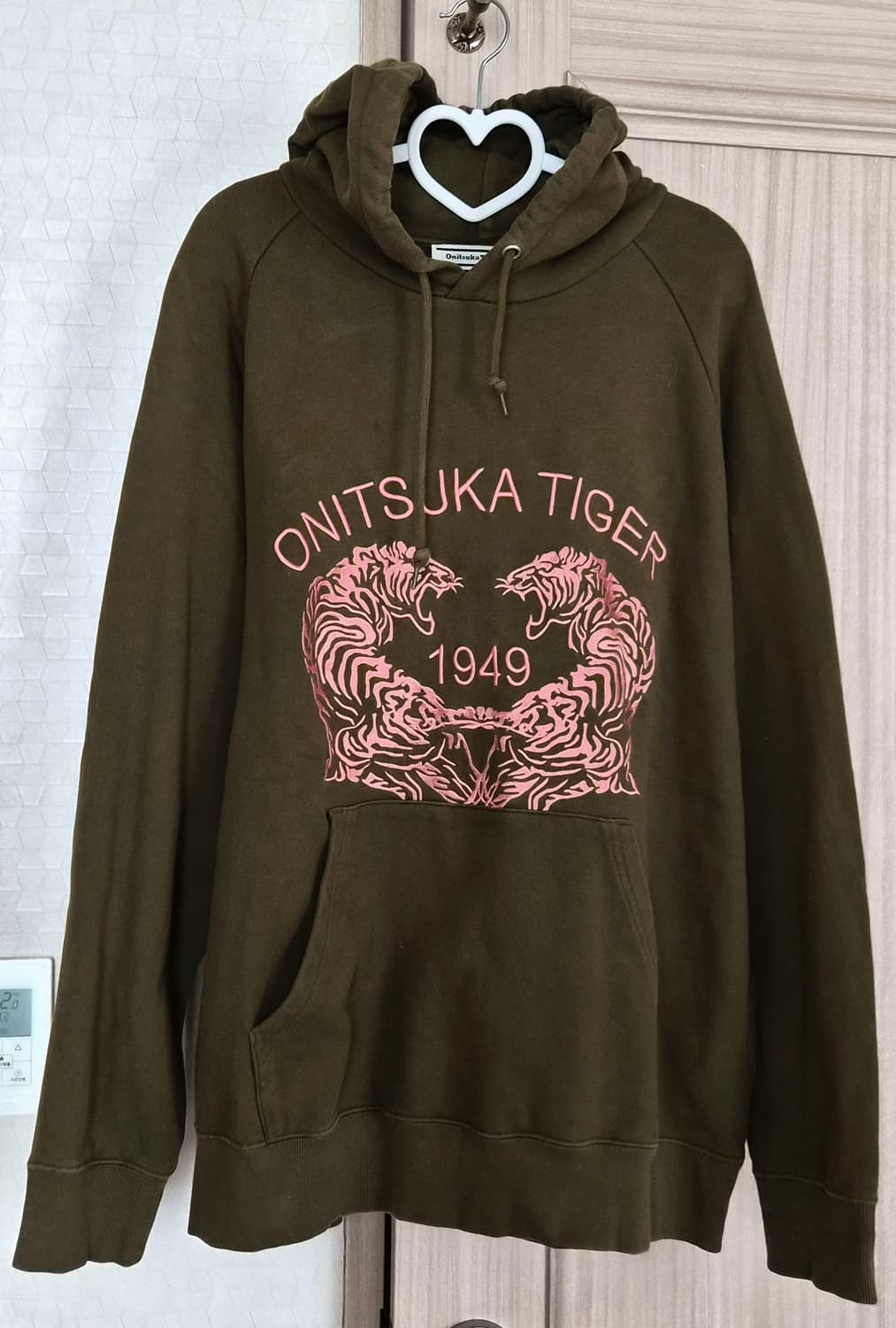 오니츠카타이거 카키+핑크 후드티 상품이미지1