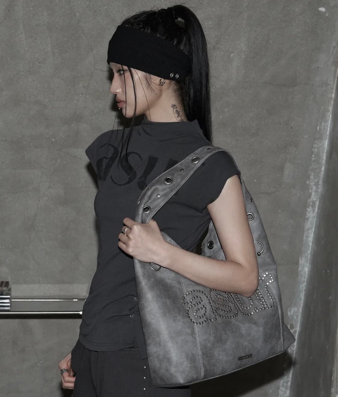 애즈유아 크래시 아일렛 숄더 백 차콜 상품이미지3