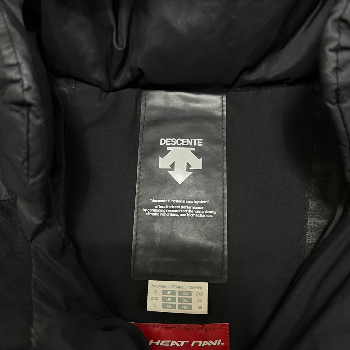 데상트 여성 구스다운 와펜 롱패딩 점퍼 [블랙] S/90 상품이미지6