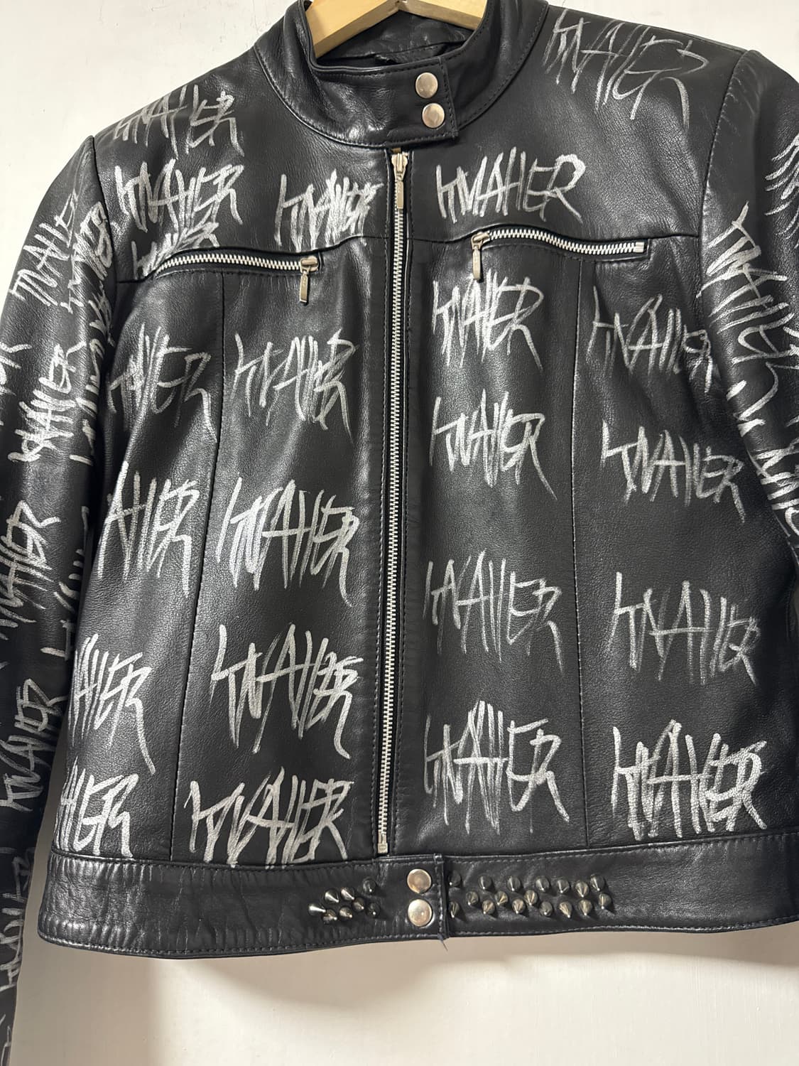 knall3r  로고 낙서 메탈스터드 락스피릿 크롭  레더 자켓 상품이미지5