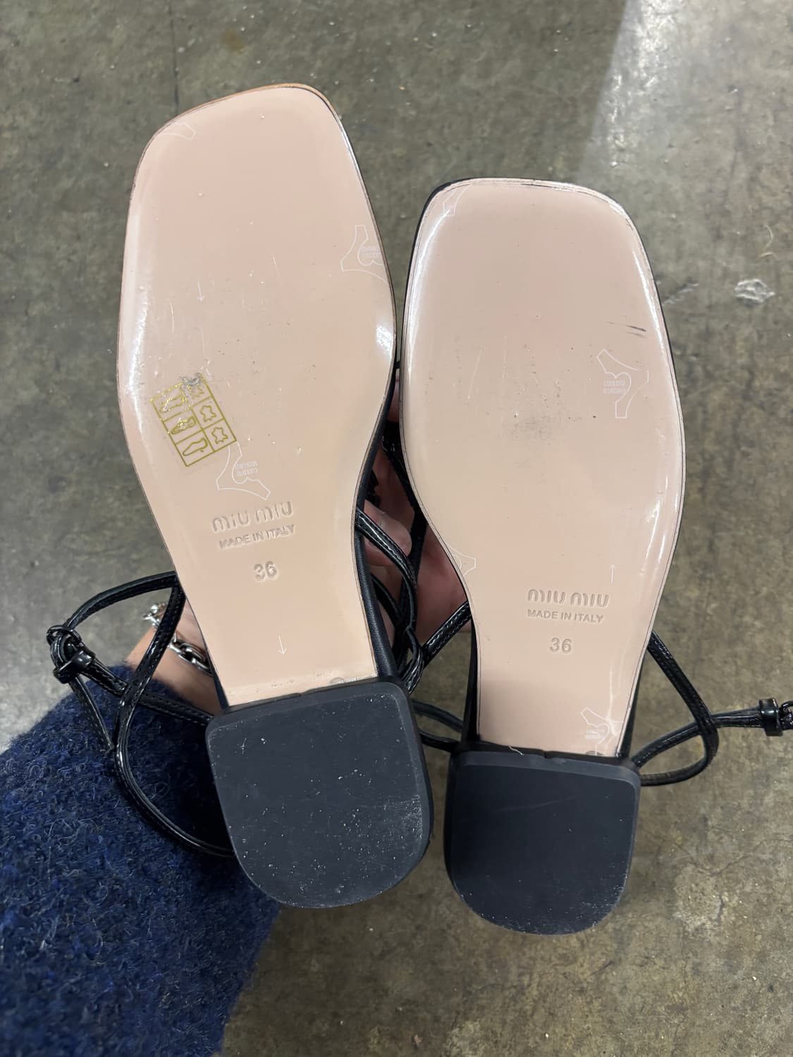 미우미우 로고 플라크 가죽 플랫 샌들 36 (한국사이즈230) 상품이미지6