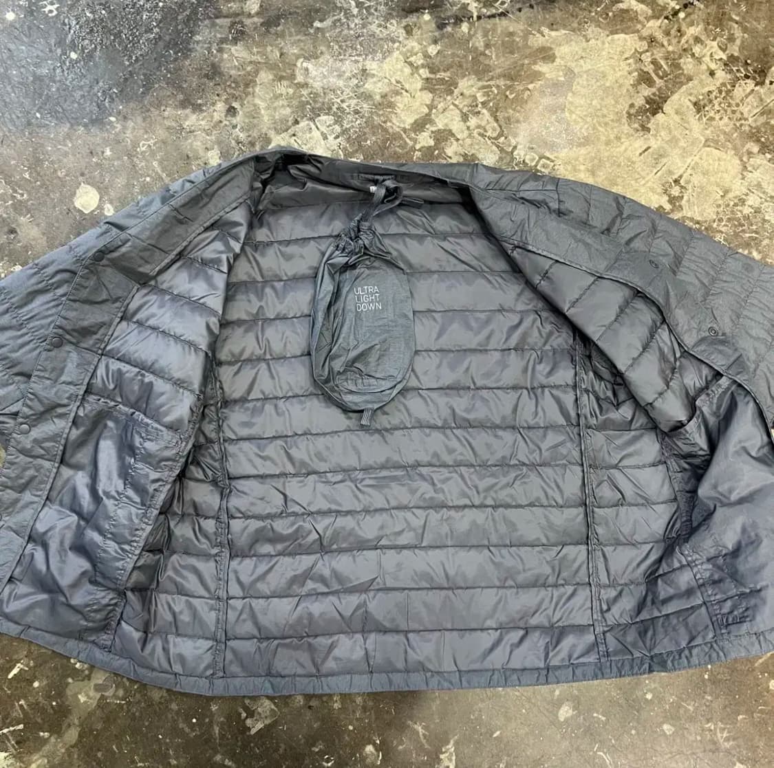 M) 유니클로 브이넥 울트라라이트다운 경량 패딩 점퍼 자켓 상품이미지4