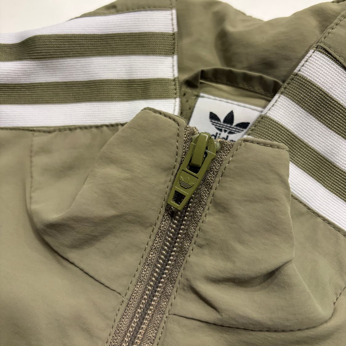 [M] 아디다스 락업 바람막이 삼선 트랙탑 자켓 올리브 D47 상품이미지4