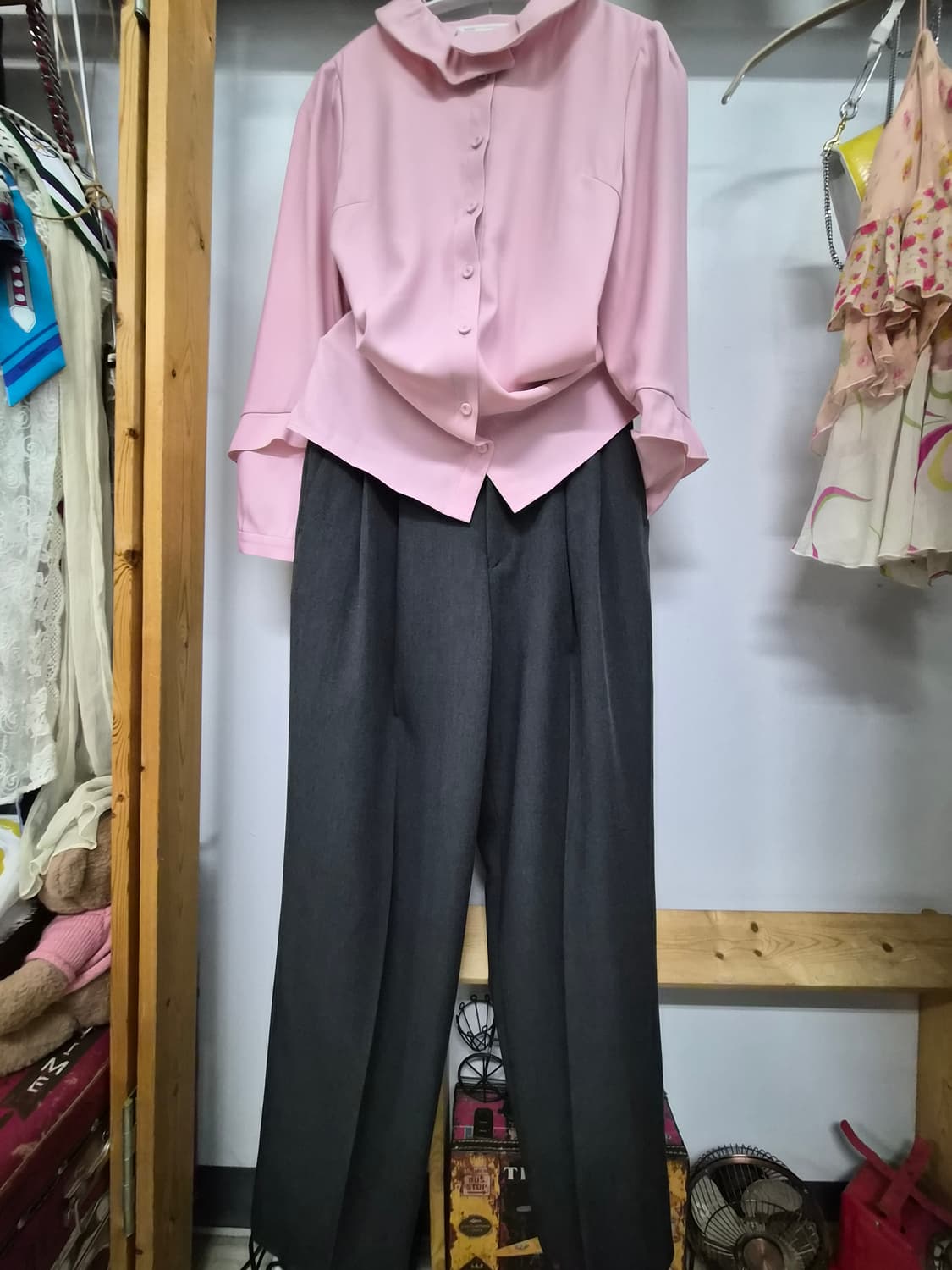 1.기비 프릴넥 핑크 블라우스 2.juan슬랙스 상품이미지1