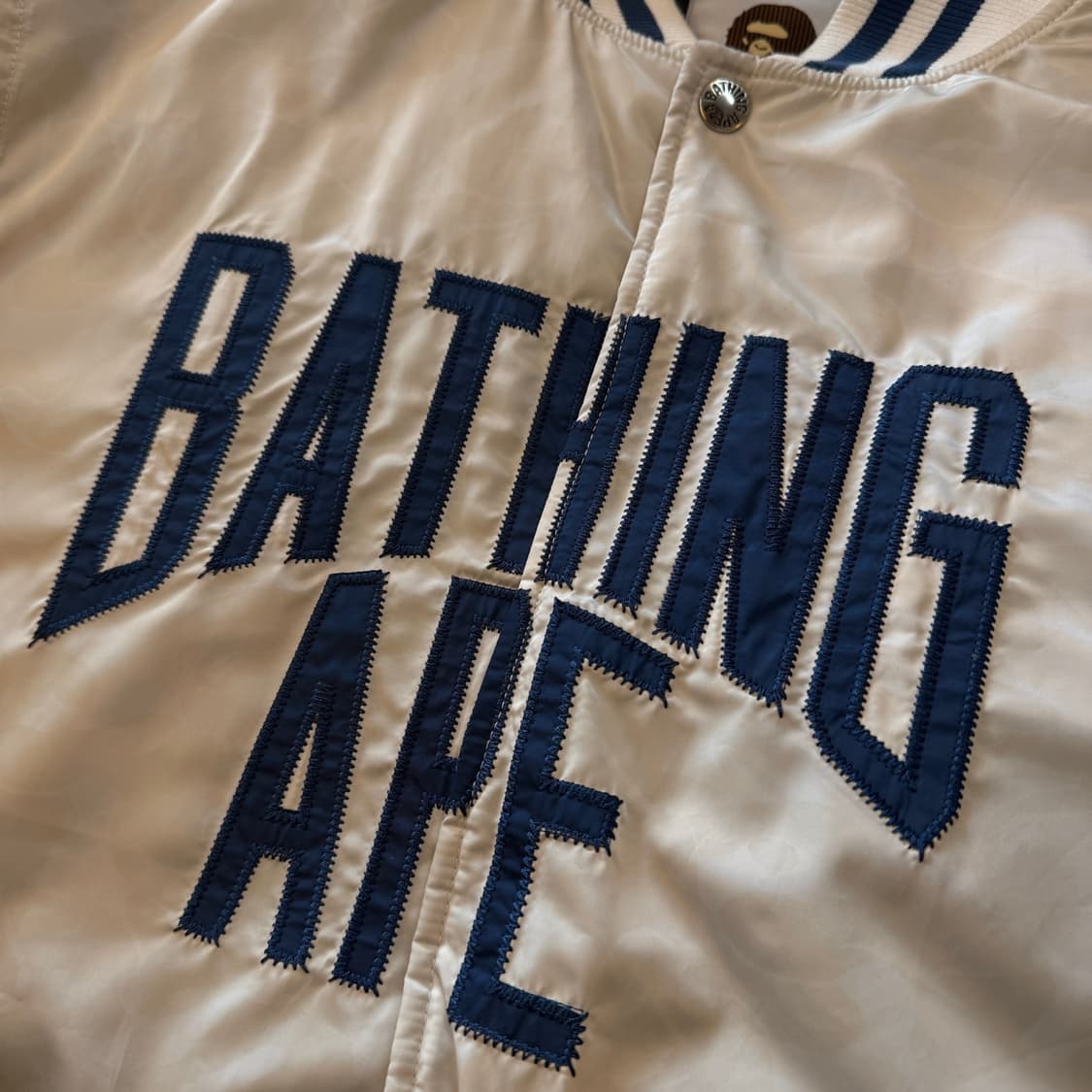 24FW 베이프 솔리드 카모 아이보리 NYC 로고 바시티 자켓 상품이미지2