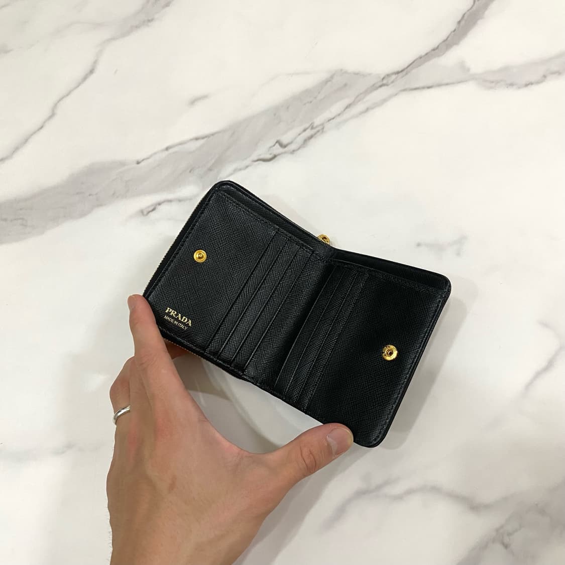프라다 사피아노 블랙 로고 지퍼 반지갑 정품 상품이미지5