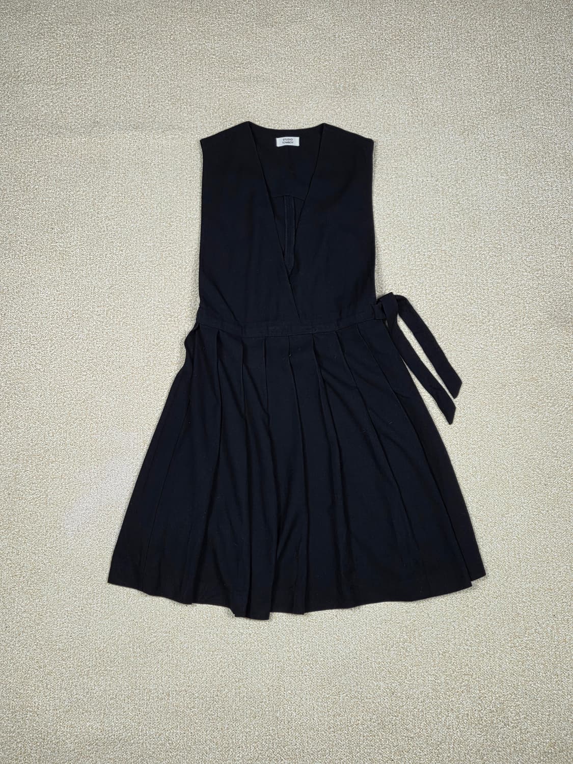 [스튜디오 톰보이] 딥 브이넥 핀턱 슬리브리스 원피스 | 00269 상품이미지1