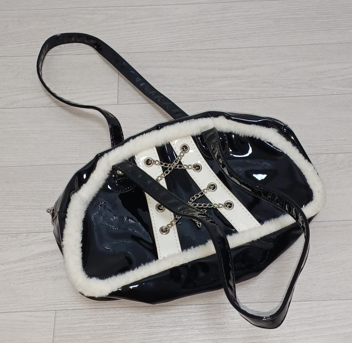 고스로리 블랙 에나멜 퍼 장식 체인 숄더백 고딕 고스펑크 갸루 가방 상품이미지2