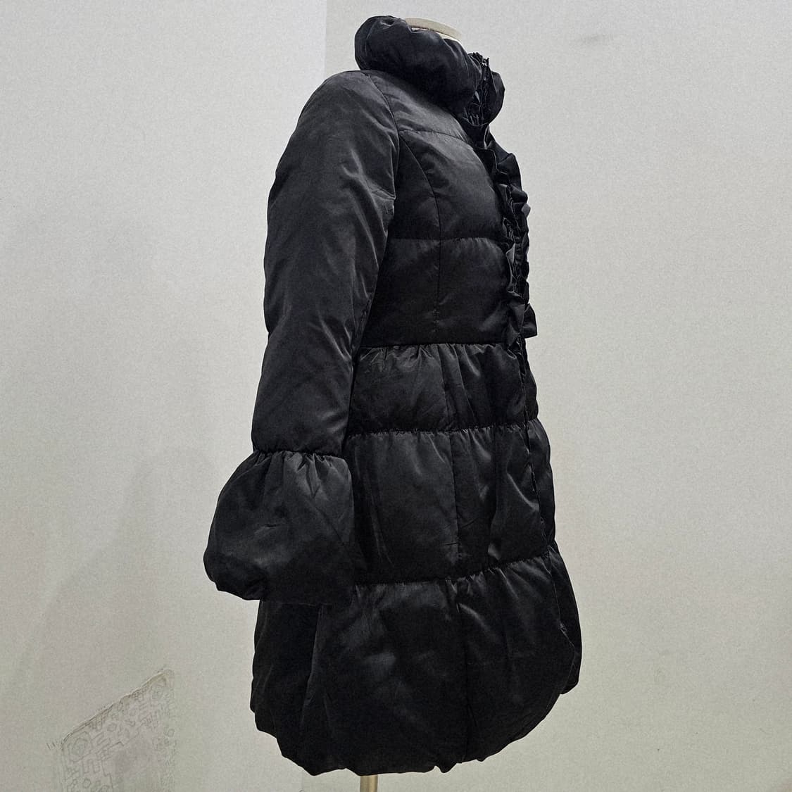 프릴 다운 블랙 여성 패딩 코트 상품이미지2