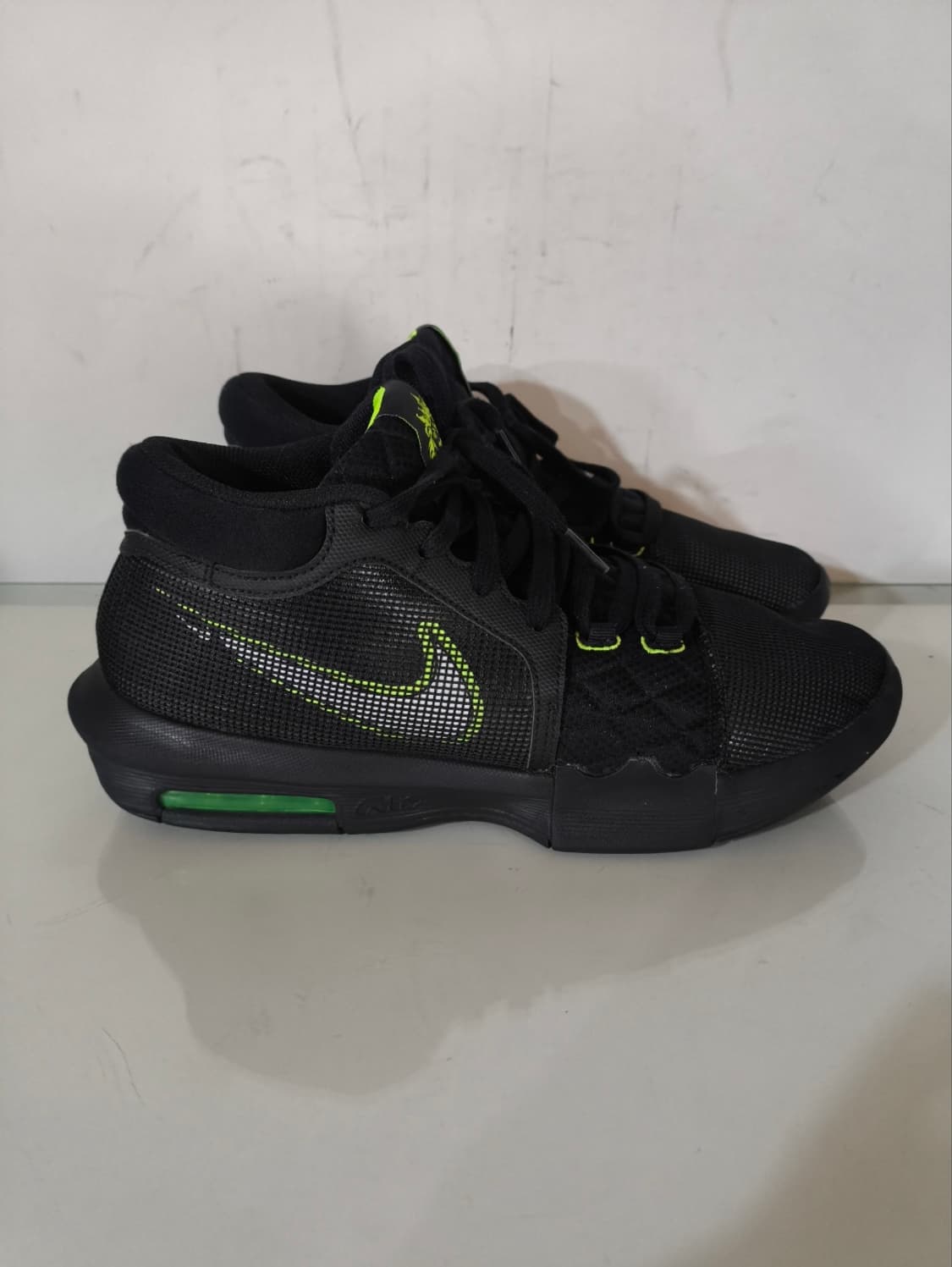 290mm 나이키 르브론 위트니스8 블랙볼트 농구화 상품이미지2