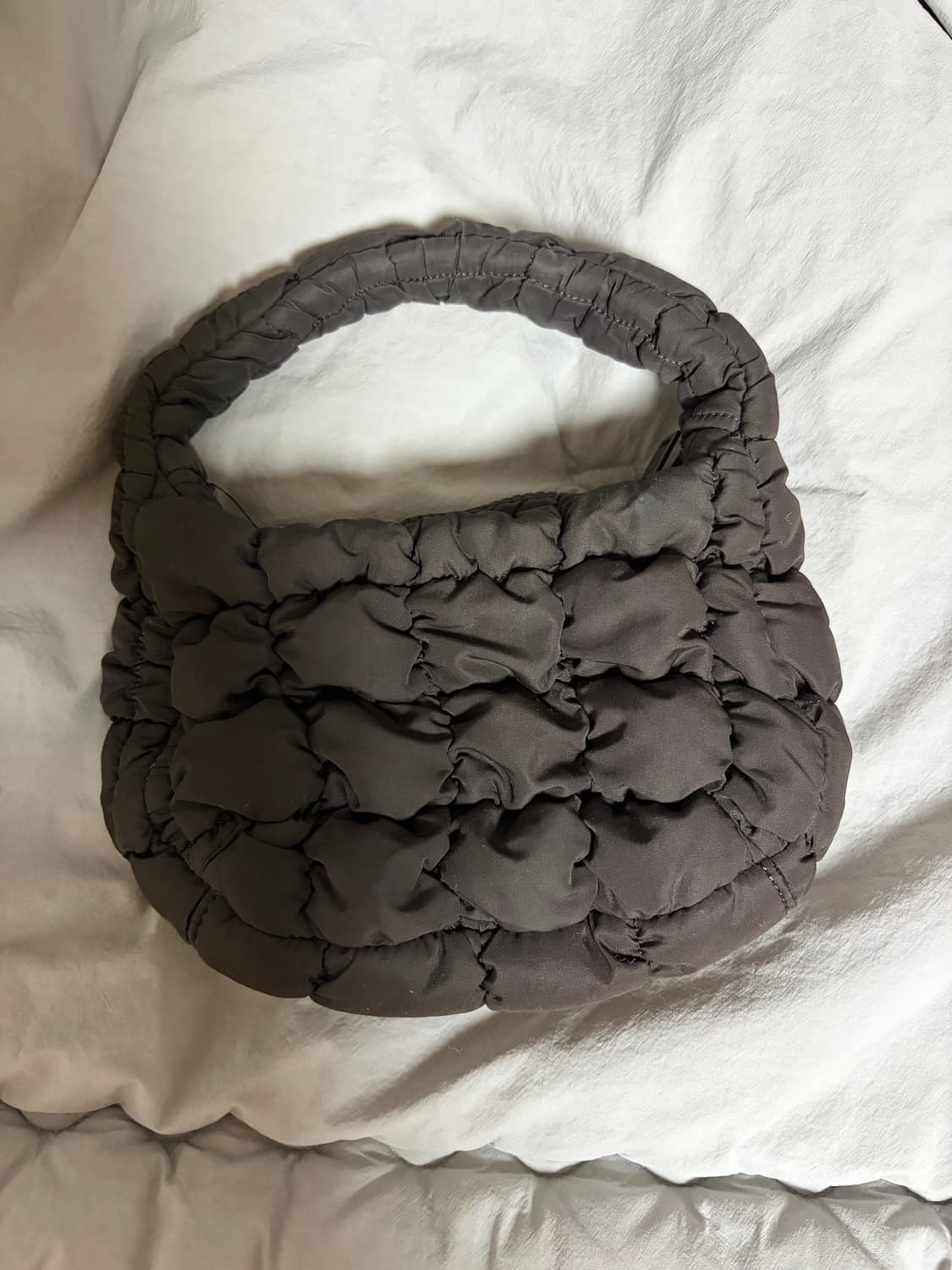 코스 퀼티드 마이크로백 다크 브라운 상품이미지1