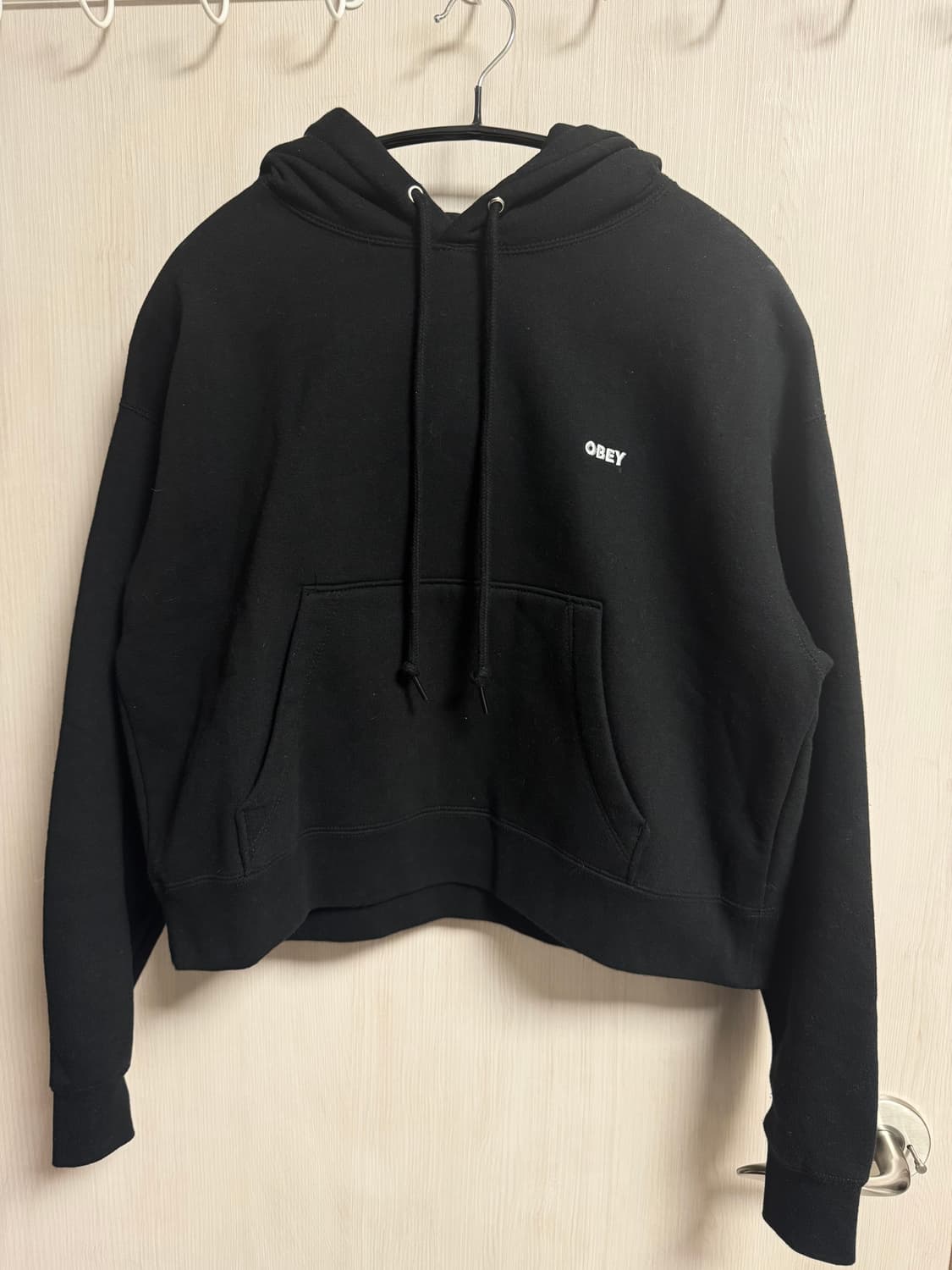오베이 OBEY 크롭 후드티 블랙 상품이미지1
