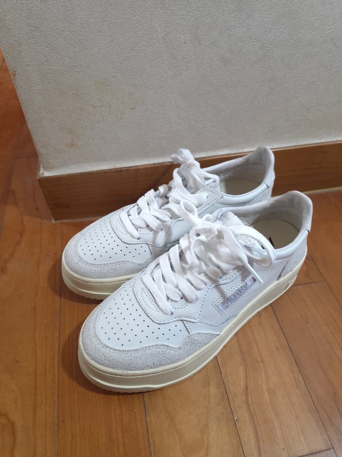 오트리 메달리스트 화이트 스니커즈 상품이미지1