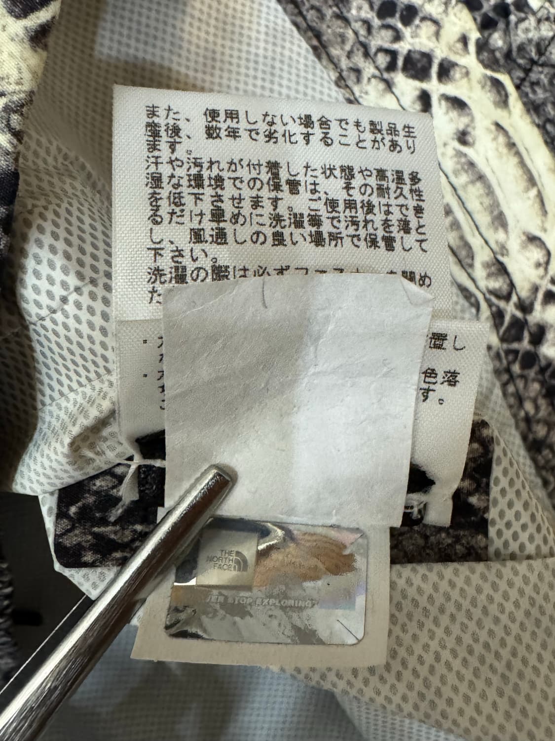 [L] 슈프림 x 노스페이스 스네이크스킨 테입드 심 코치 자켓 블랙 상품이미지7