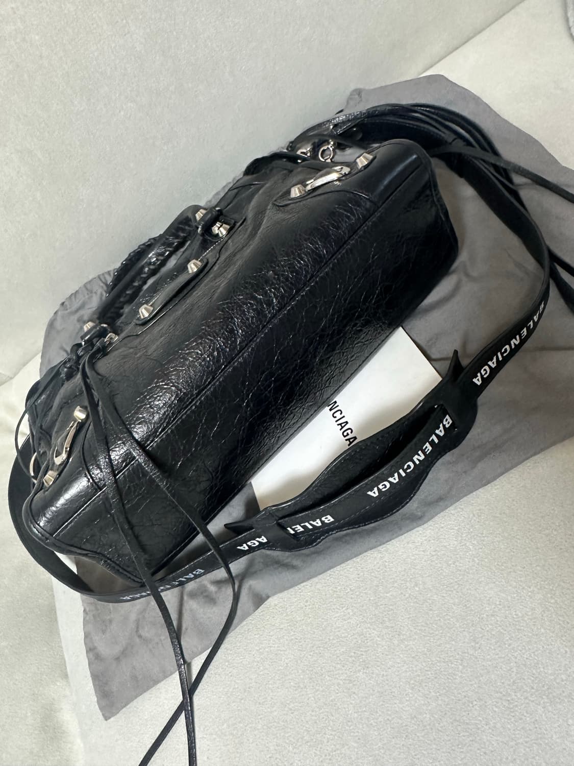 [A 정품] 발렌시아가 시티 모터백 스몰 로고스트랩-2번 상품이미지4