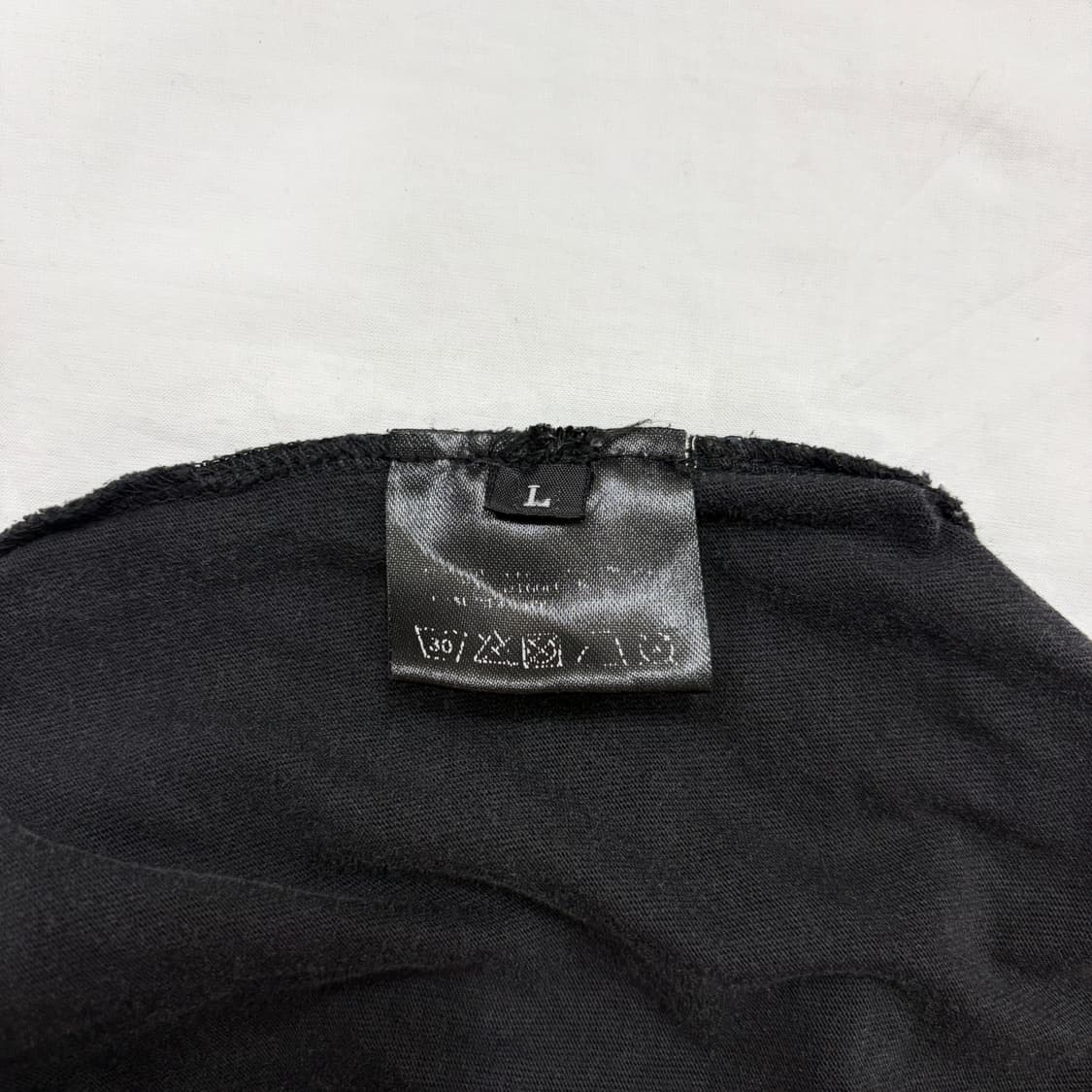 발망 아일렛 디테일 언밸런스 블랙 워싱 반팔 티셔츠 상품이미지7