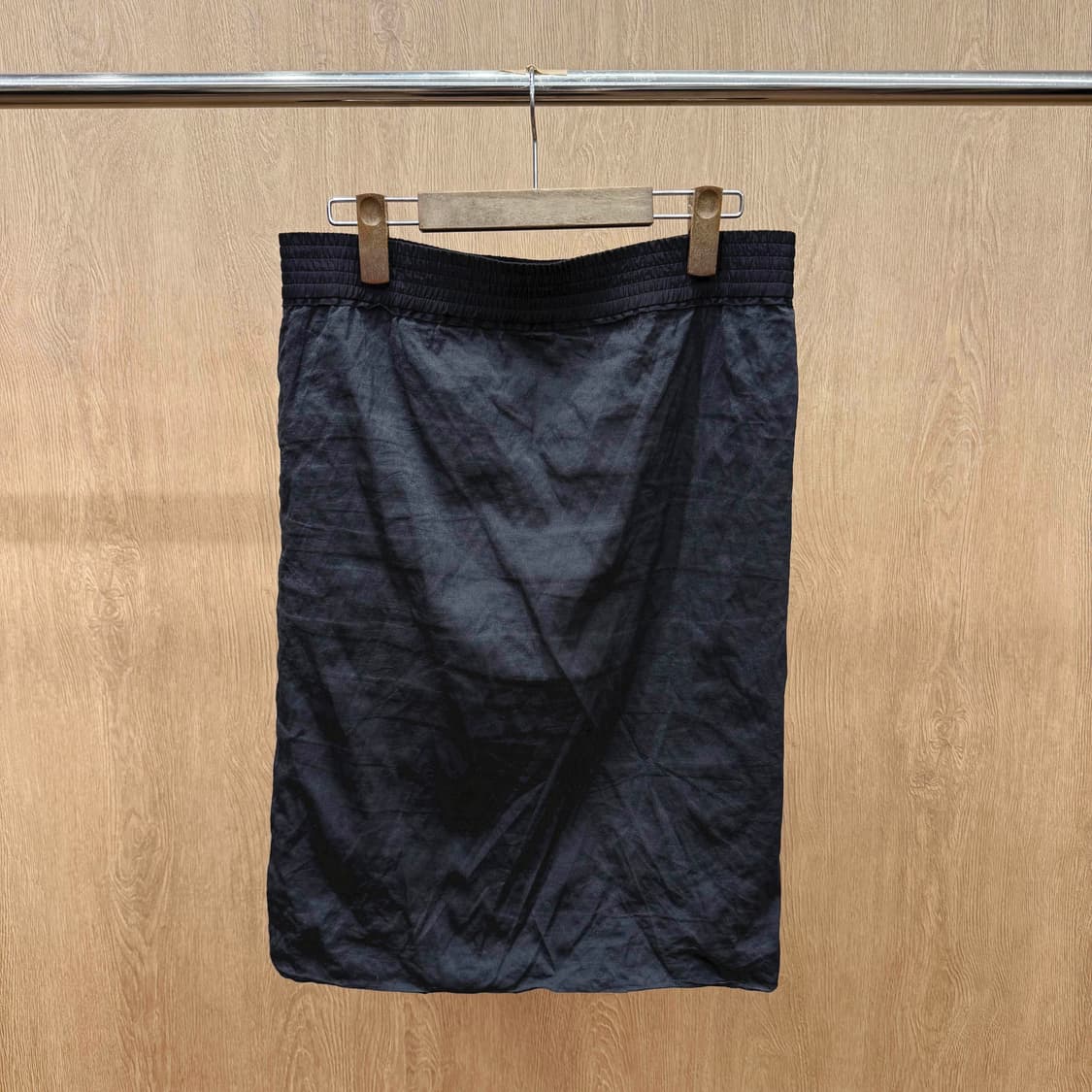 아크네 스튜디오 크링클 밴딩 미디스커트 후면 포켓 디테일 유광 블랙 상품이미지2