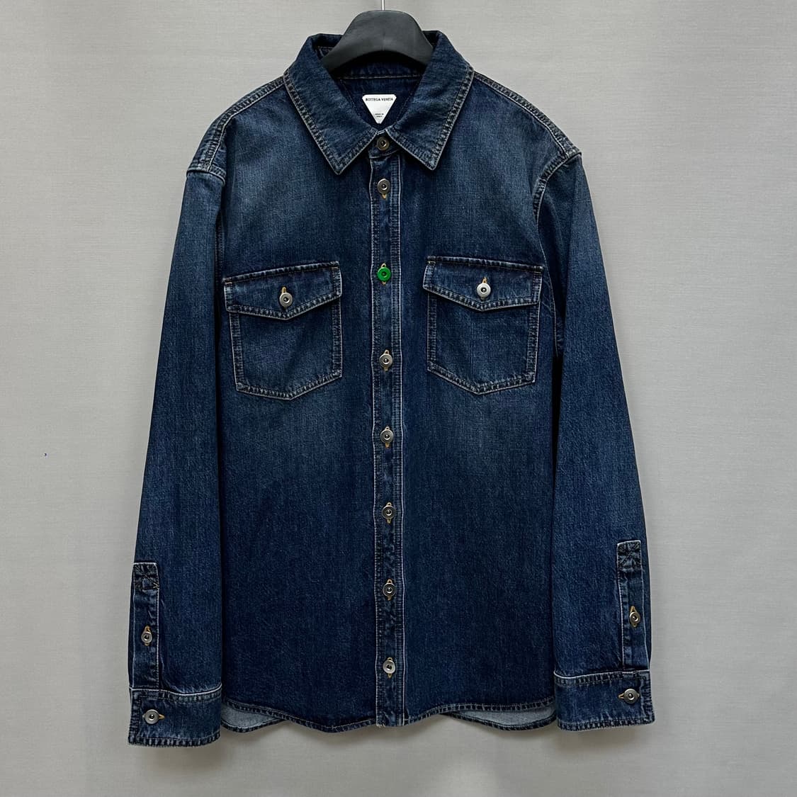 보테가베네타 체스트 포켓 워싱 데님 셔츠 (105) 상품이미지1
