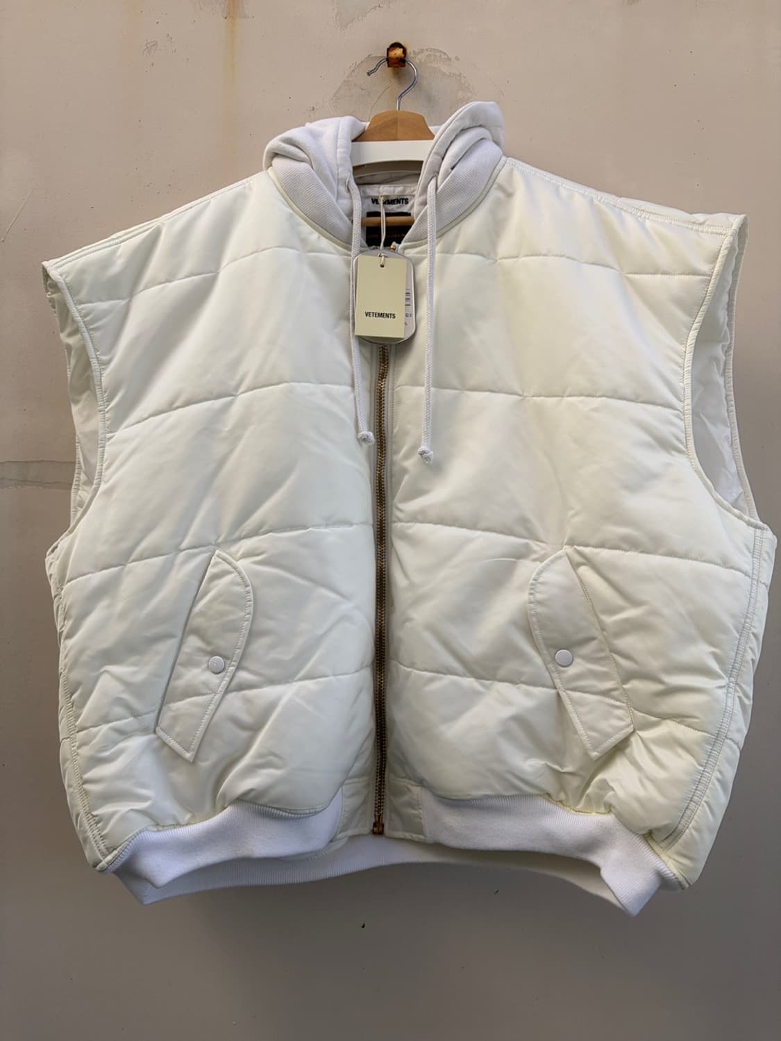 베트멍 x 알파 인더스트리 오버사이즈 후드 봄버 베스트 화이트 상품이미지1