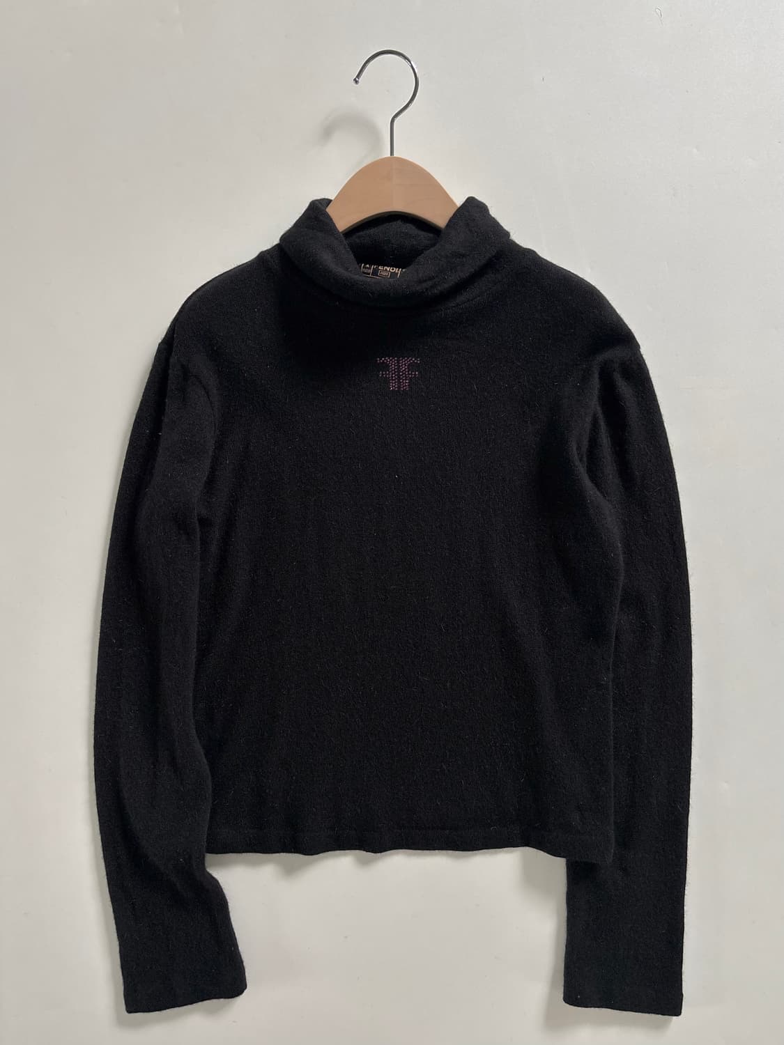 FENDI 펜디 블랙 로고 터틀넥 상품이미지5