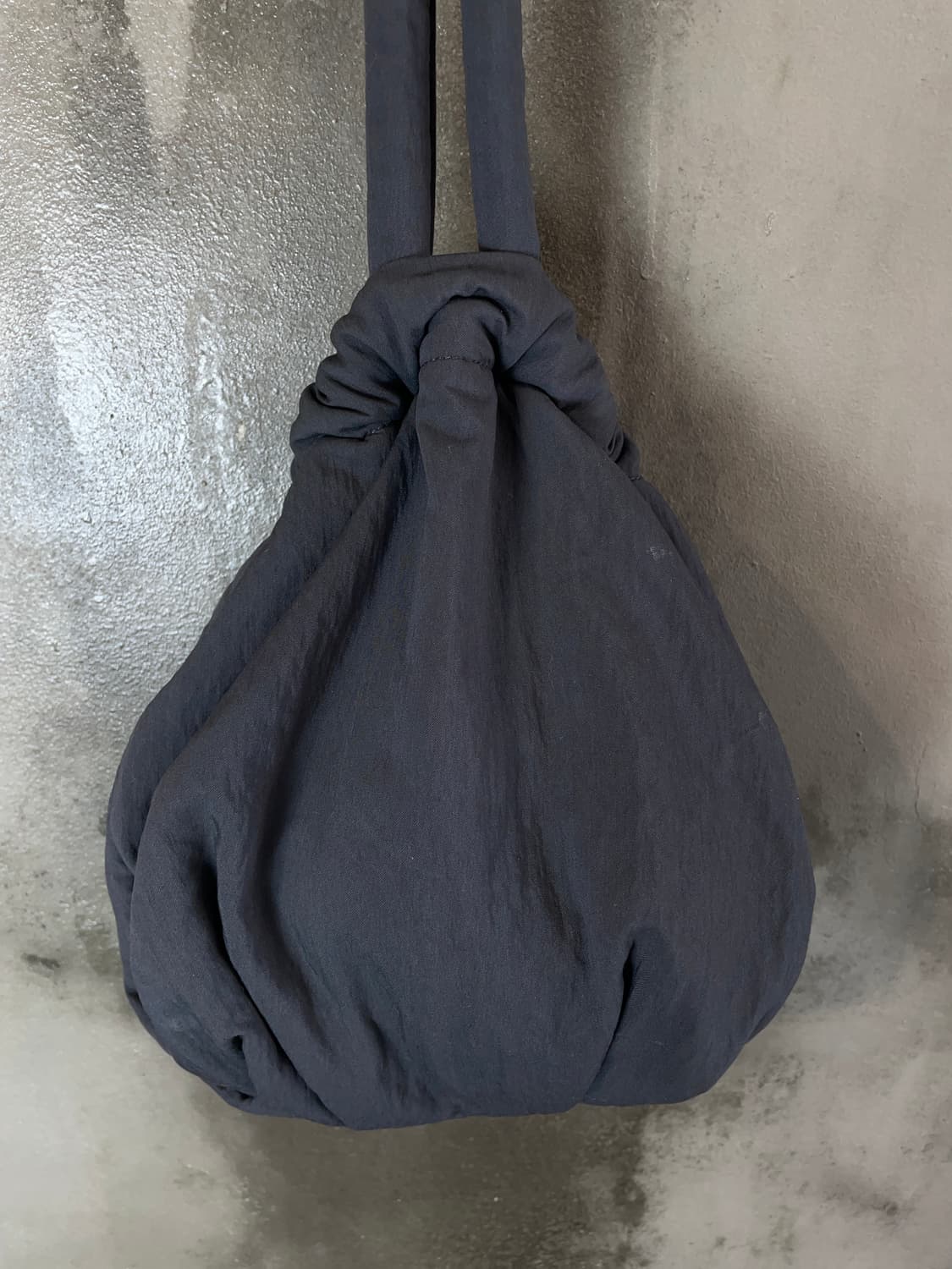 아모멘토 패디드 볼 백 상품이미지5