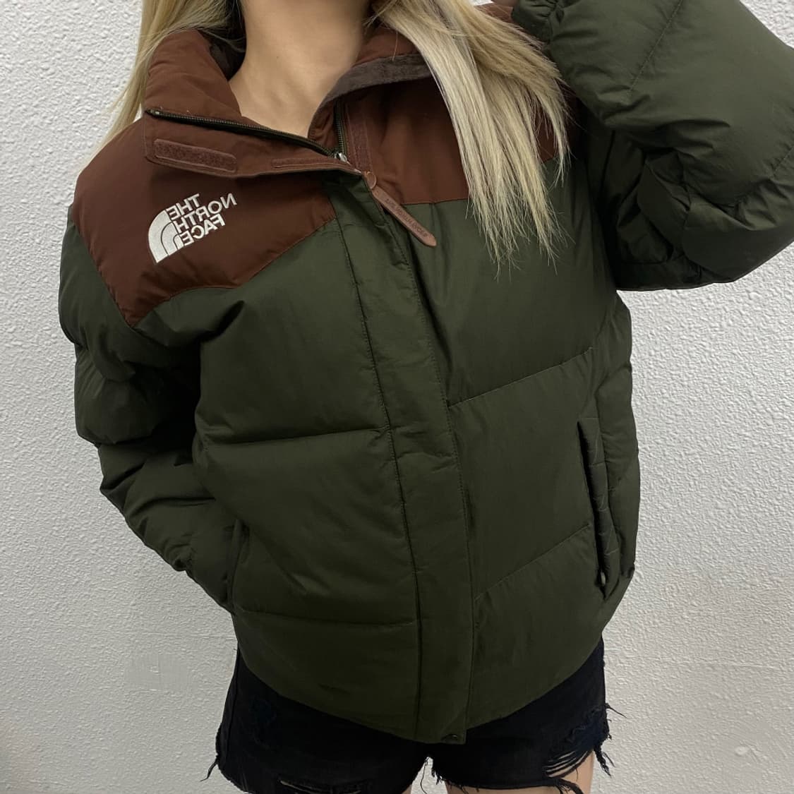 노스페이스 로고 브라운배색 딥그린 패딩 100 상품이미지2