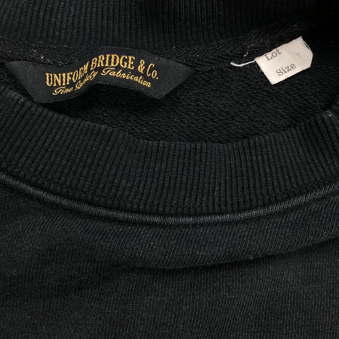 유니폼브릿지 블랙 컬러 스펠아웃 맨투맨 상품이미지3