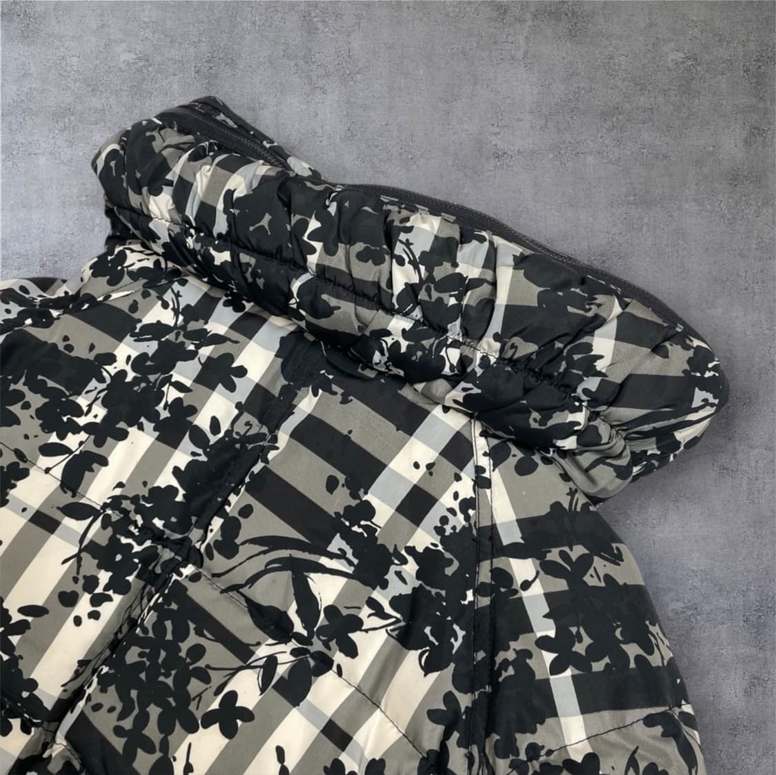 블랙 아이보리 플로럴 체크 패턴 하이넥 패딩 자켓 (UK 8) 상품이미지9