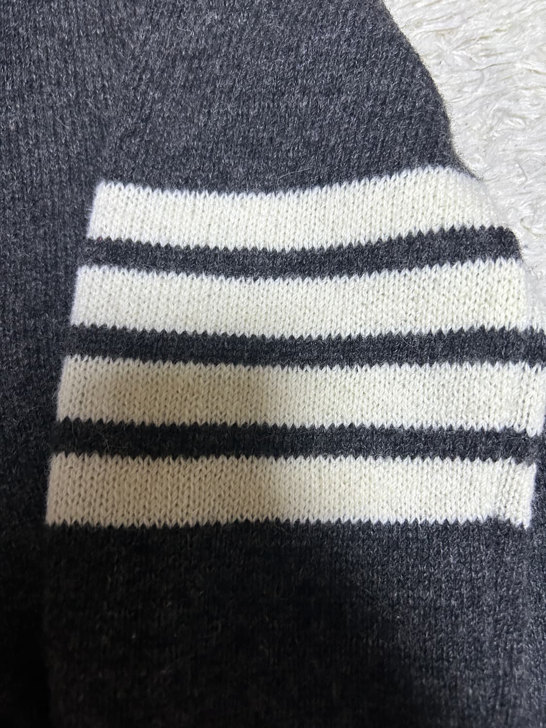 [4, 새상품급] 톰브라운 셰틀랜드 가디건 다크그레이 상품이미지3